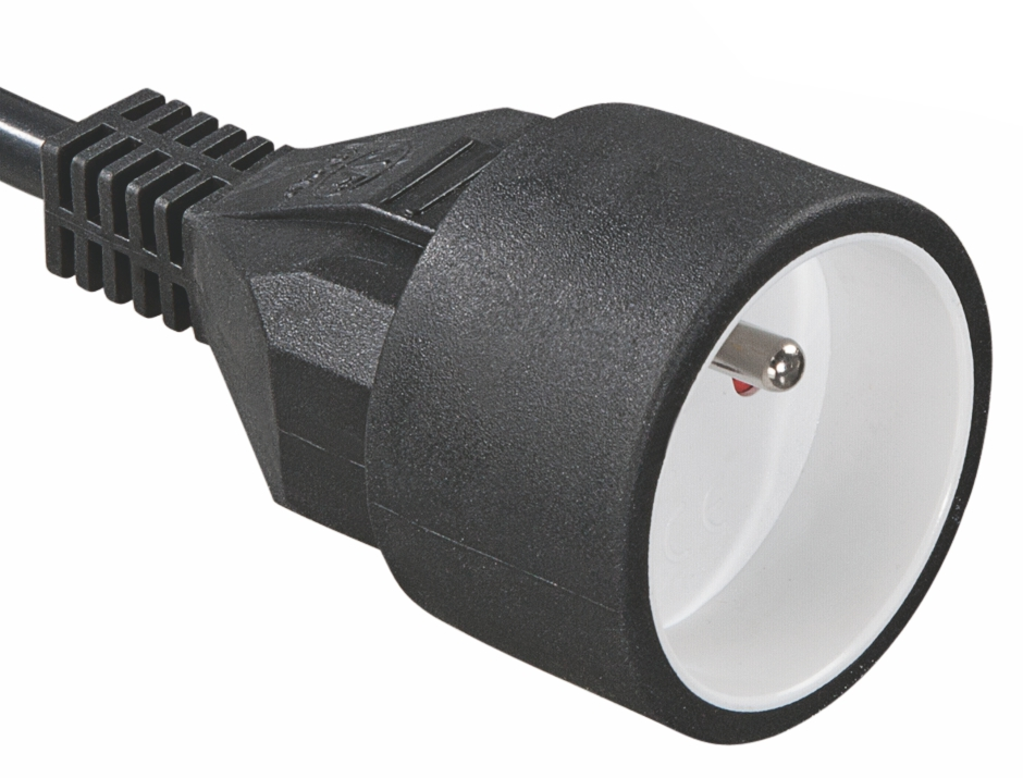 Czarna wtyczka elektryczna z białym wewnętrznym okręgiem, zbliżenie.