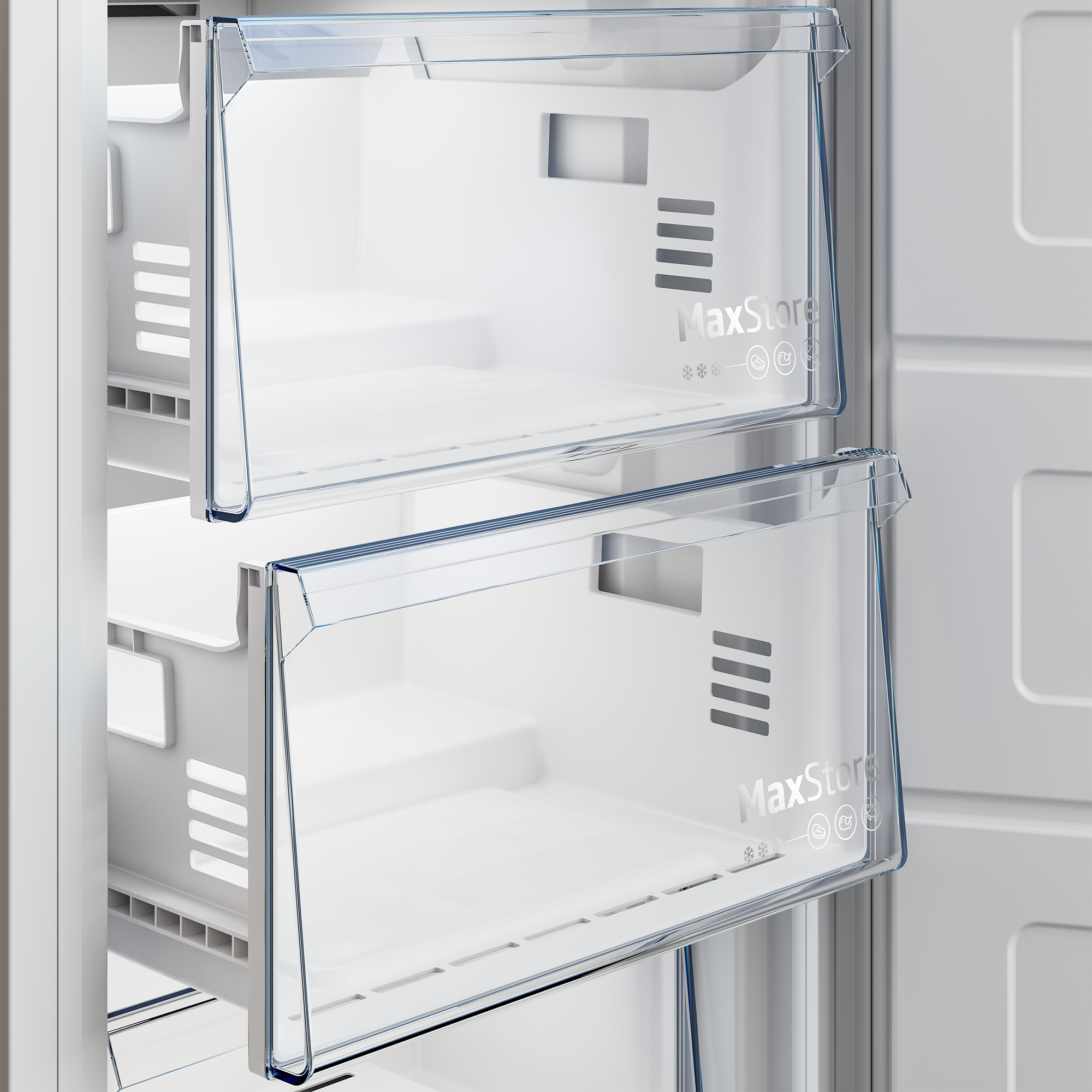 Offener Kühlschrank mit zwei transparenten Plastikschubladen mit der Aufschrift MaxStore. Die Schubladen sind weiß und haben Lüftungsschlitze.
