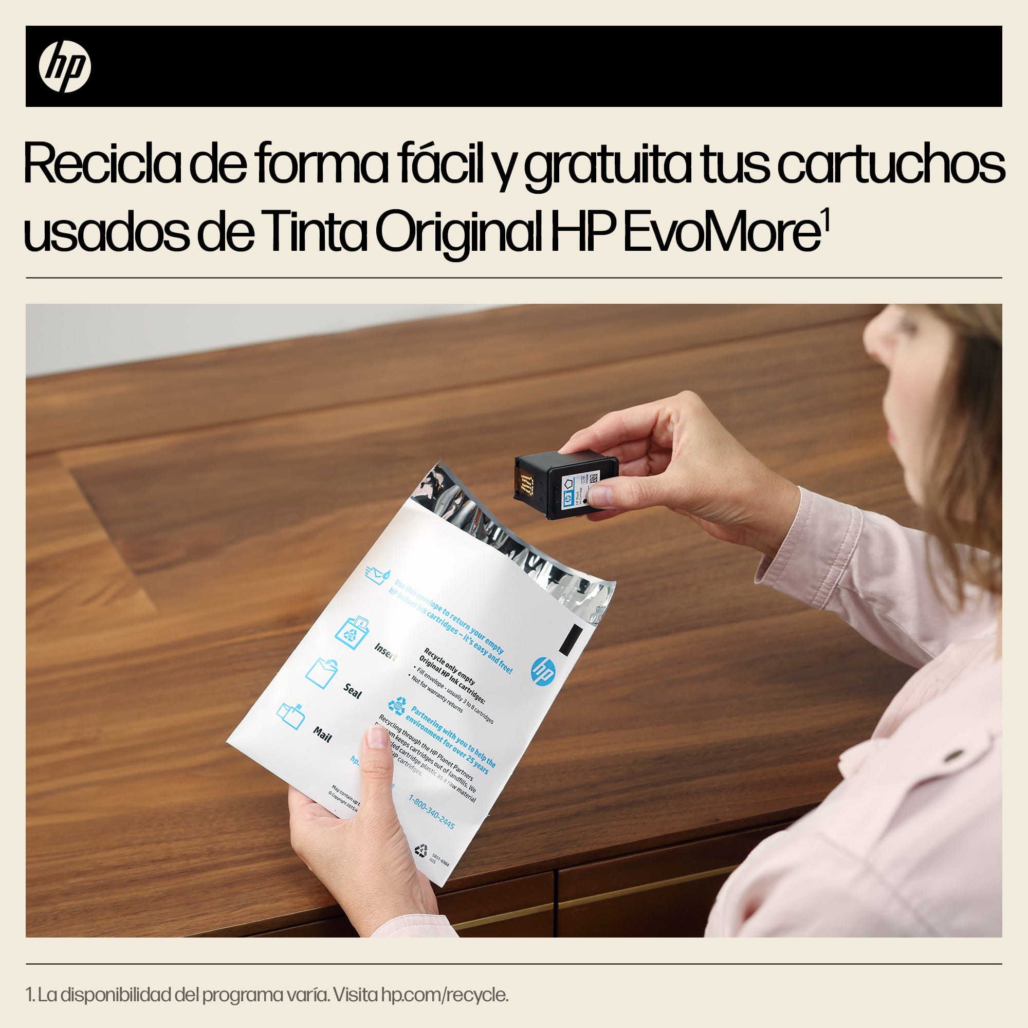 Una mujer reciclando un cartucho de tinta HP. Instrucciones en un sobre blanco.