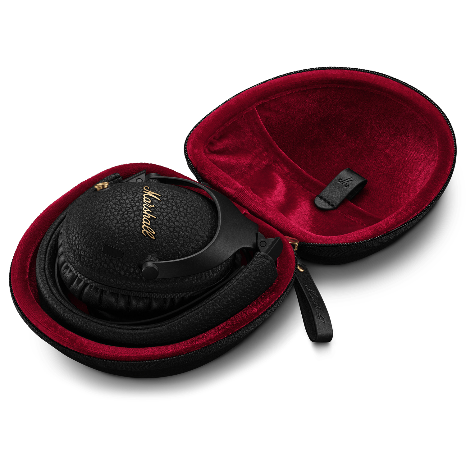 Casque Marshall noir plié dans son étui en velours rouge avec le logo Marshall visible.