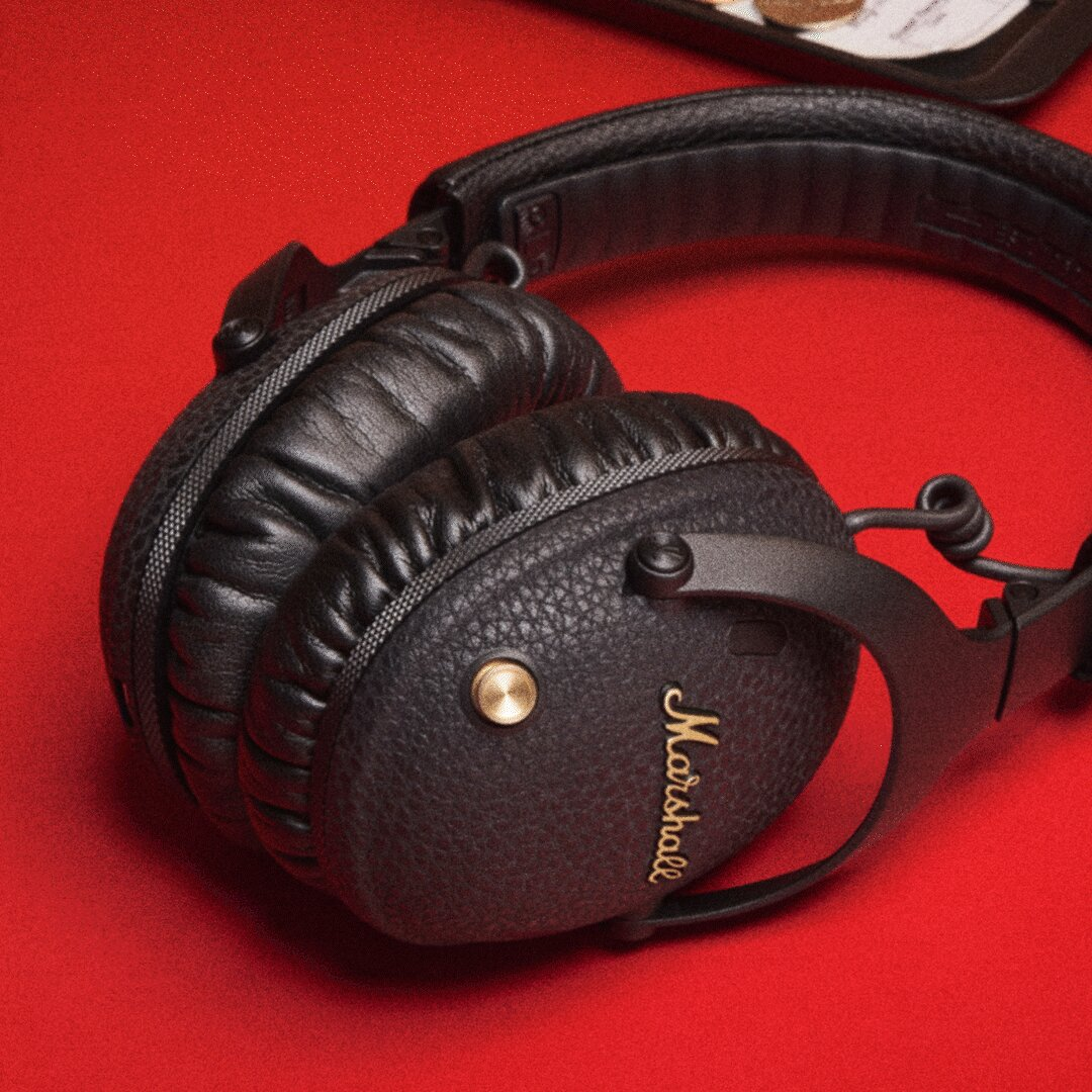 Casque Marshall noir sur une surface rouge.