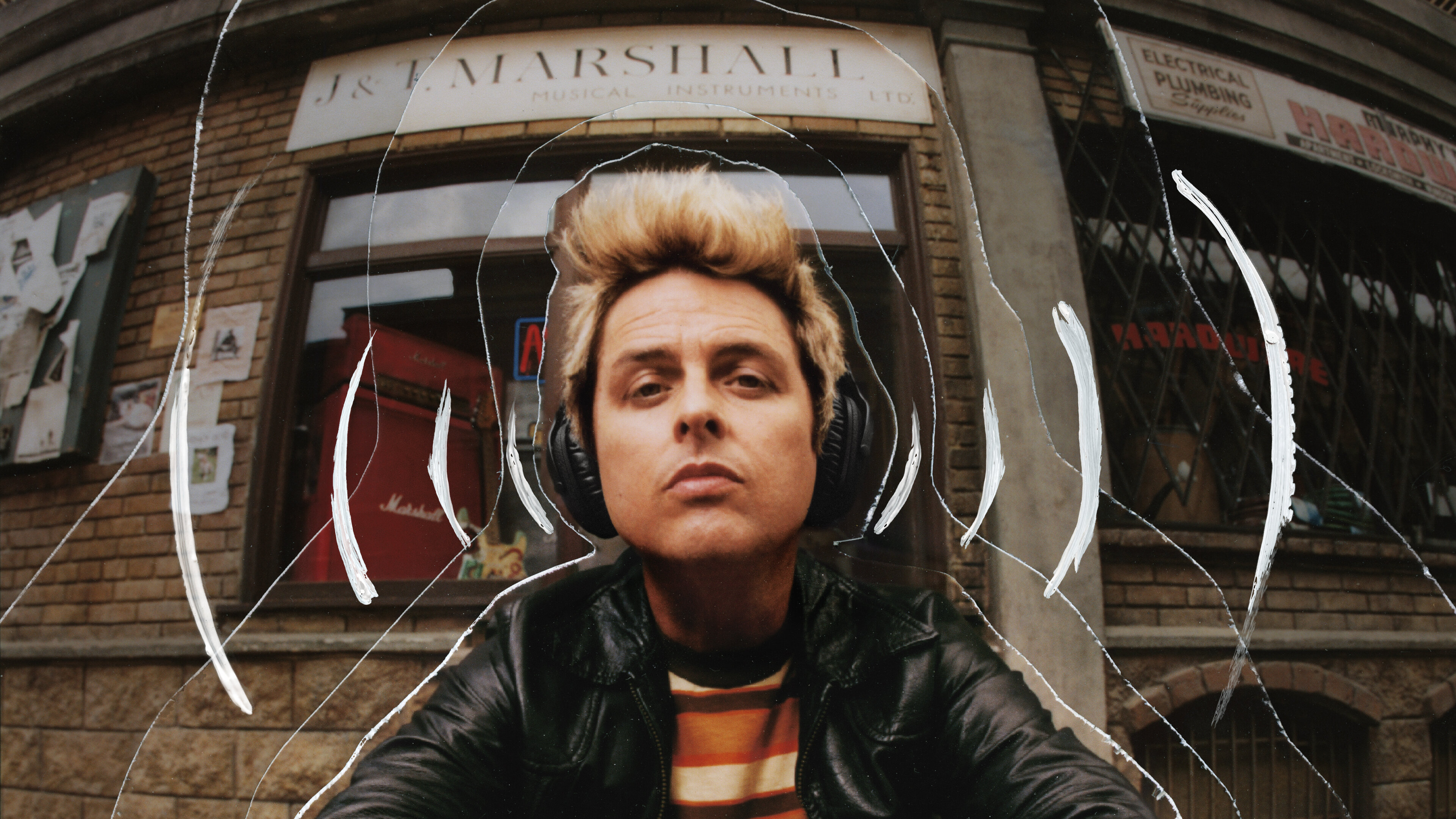 Homme avec un casque devant un magasin, concept musical.