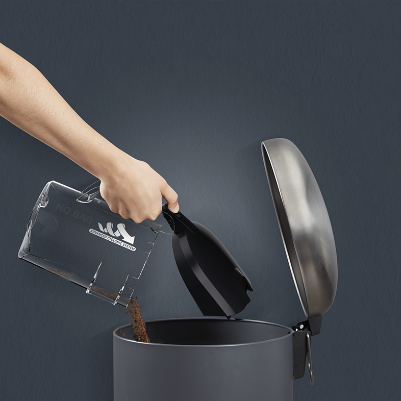 Egy kéz kiürít egy átlátszó tartályt egy szürke szemetesbe. A tartályon a 'NO BAG' felirat látható.