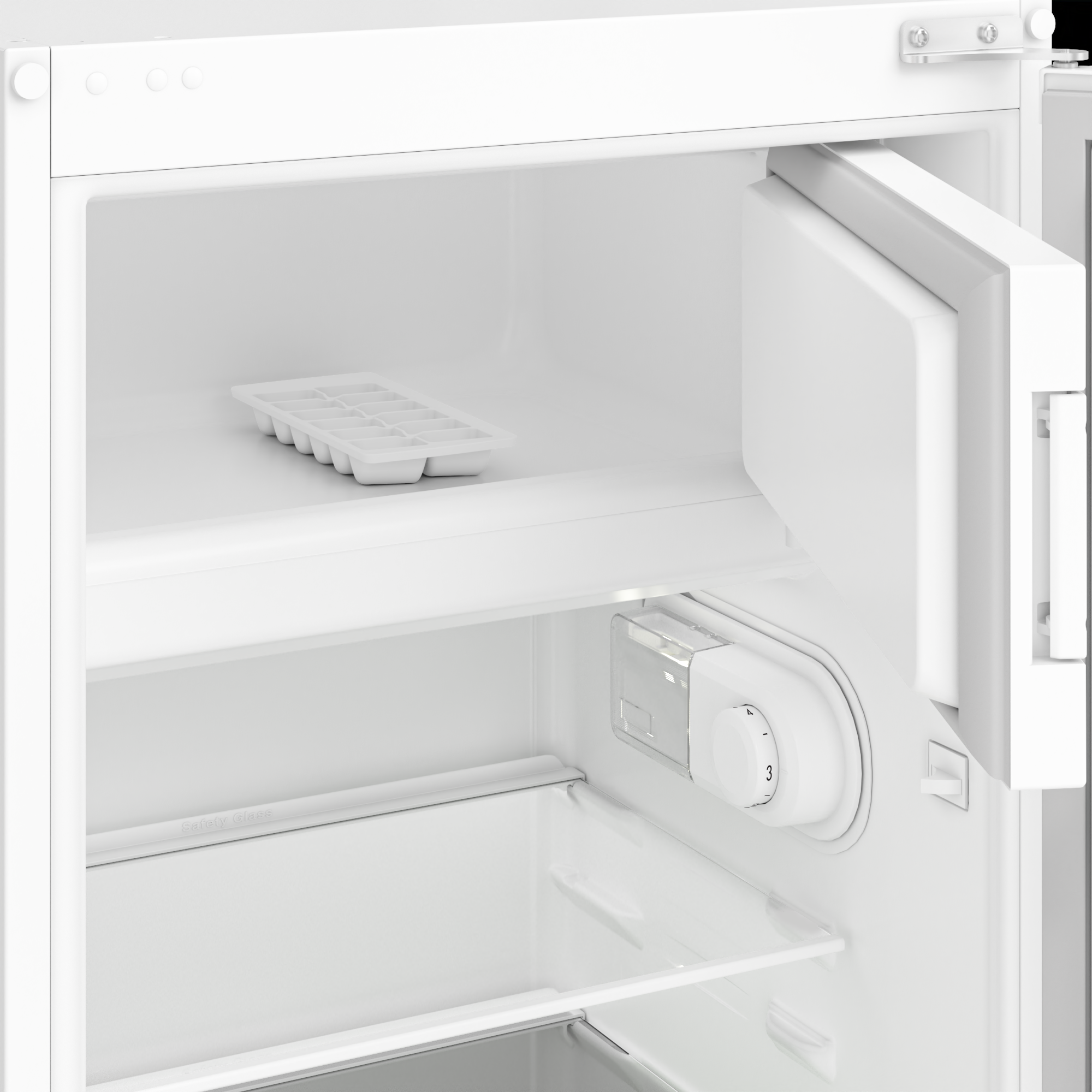 Dentro de un refrigerador blanco. Hay estantes, una cubitera y un panel de control.