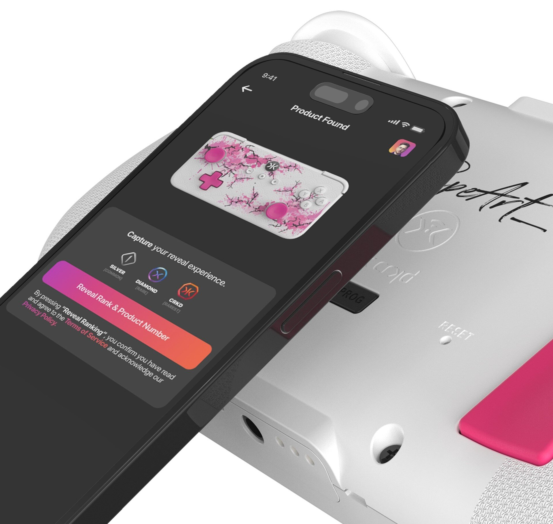 Czarny smartfon wyświetla wzór obudowy gry. Jest trzymany przez białe urządzenie z różowymi akcentami.