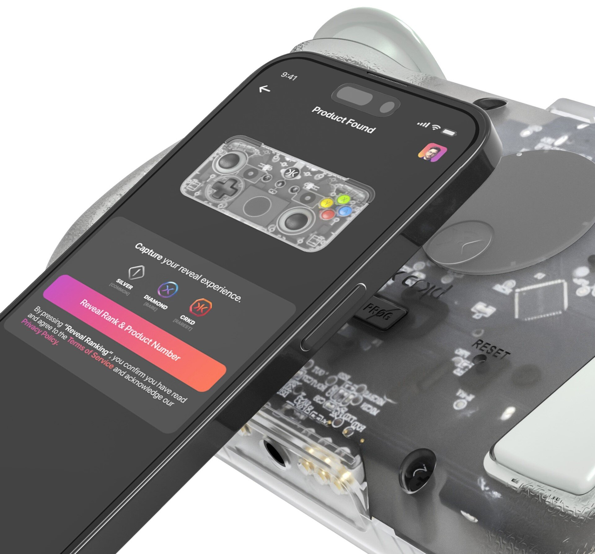 Smartfon wyświetlający ekran informacji o produkcie, obok przezroczystego kontrolera do gier.