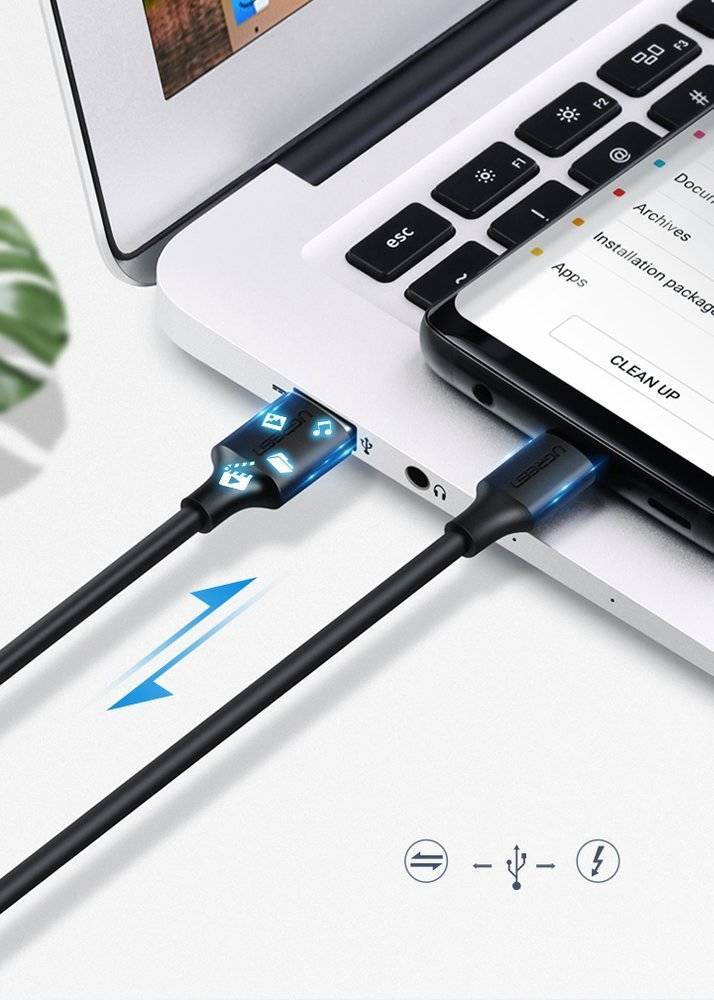 Dizüstü bilgisayar, USB kablosuyla telefona bağlı. Kabloda müzik notası ve yıldırım simgesi var.