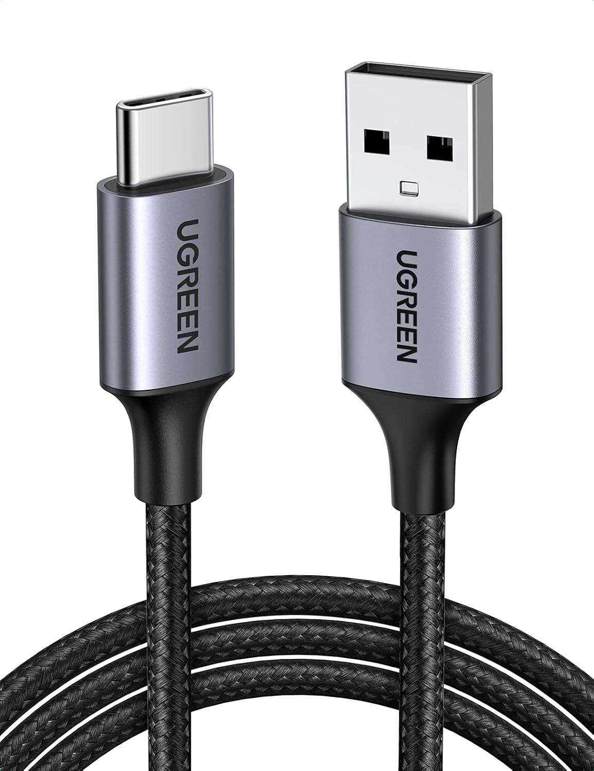 Gümüş ve siyah bir UGREEN USB kablosu. Bir ucu USB-C, diğeri USB-A.