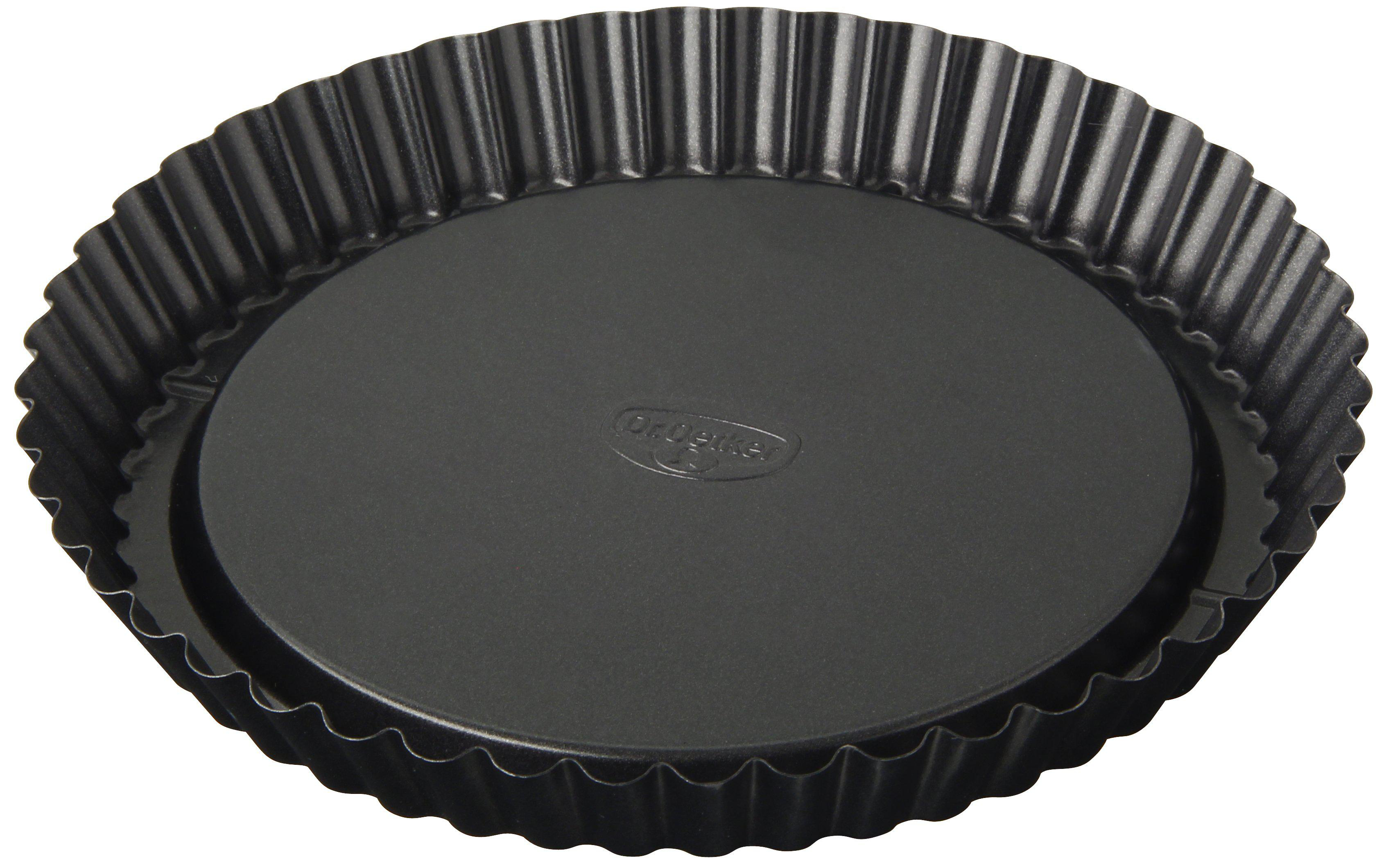 Eine schwarze, runde, geriffelte Backform mit kreisförmiger Basis und erhöhten Seiten.