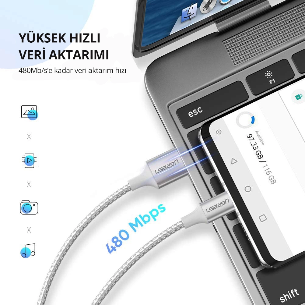 Bir telefona bağlı gümüş bir kablo ile bir dizüstü bilgisayar.