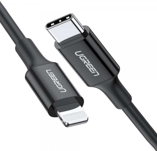 Siyah USB-C - Lightning kablosu. Her iki ucunda konektör bulunan bir UGREEN marka kablo.