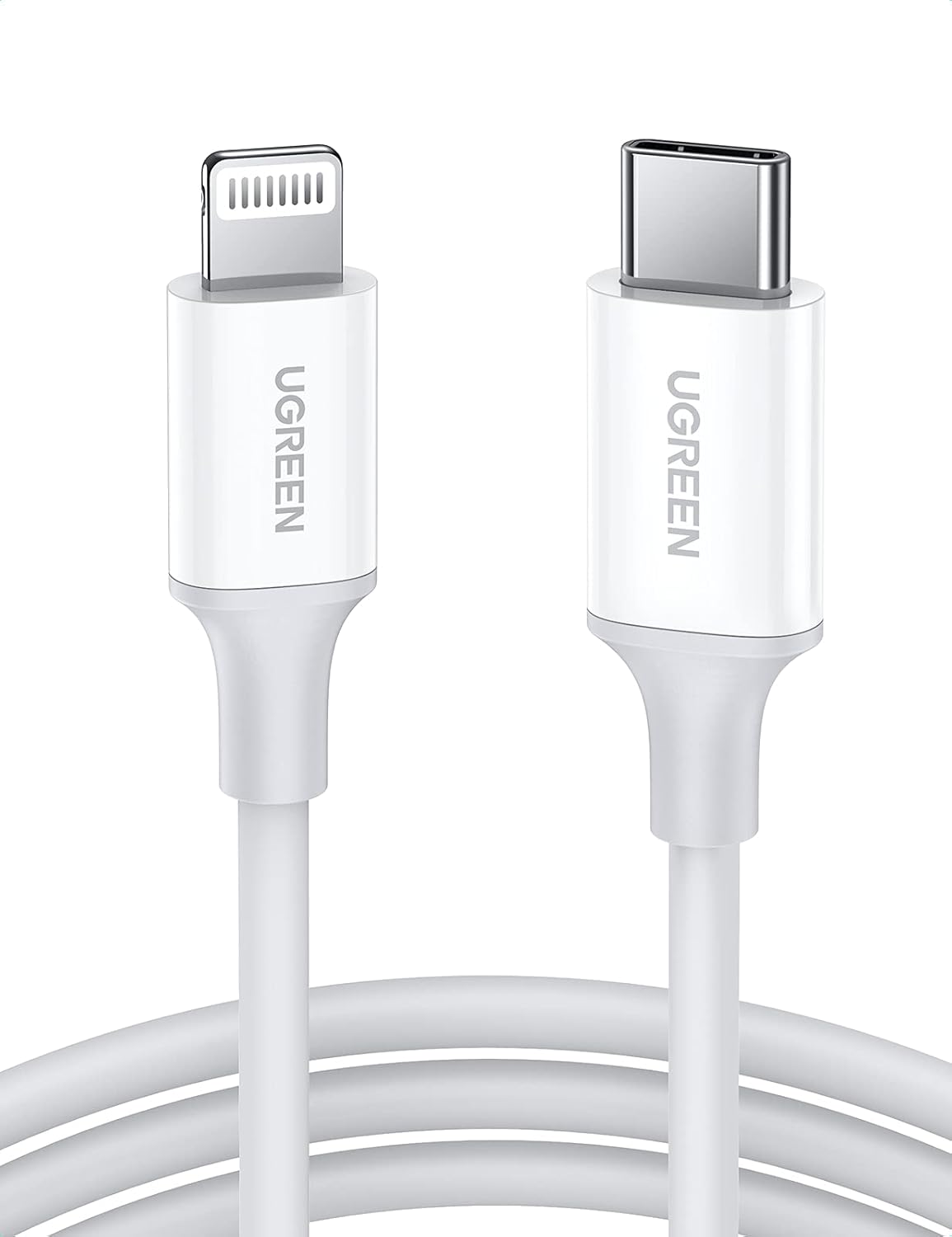 UGREEN markalı iki beyaz şarj kablosu, biri Lightning konektörlü, diğeri USB-C.