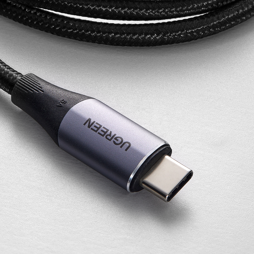 Siyah ve gri bir USB-C kablo konektörünün yakın çekimi.