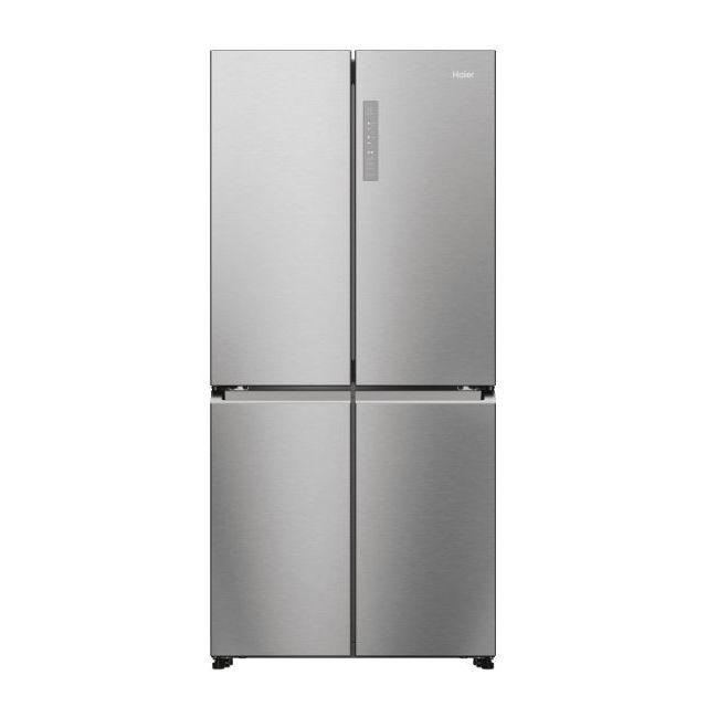 Viertüriger Haier-Kühlschrank mit Edelstahl-Außenseite, geschlossene Türen.