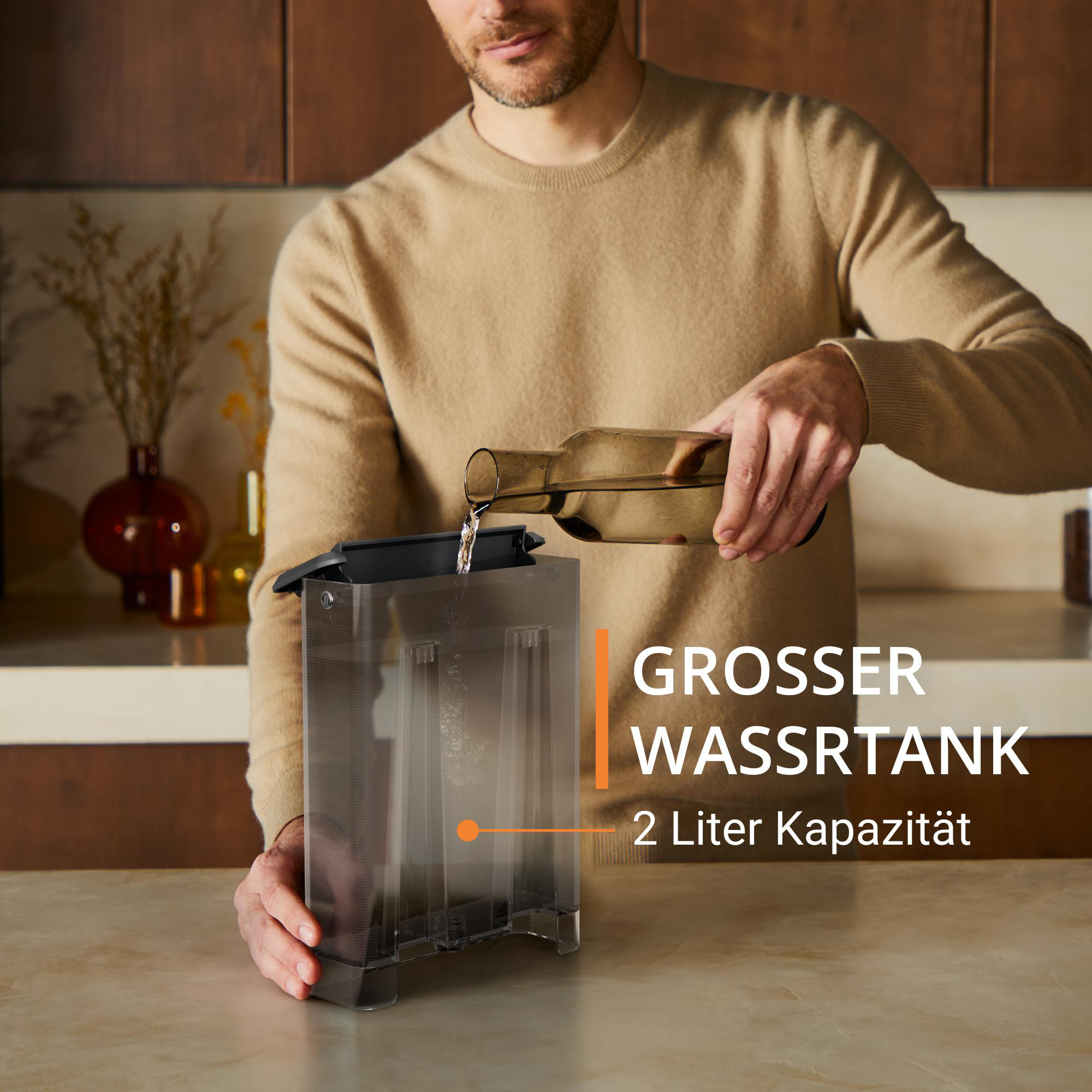 Eine Person gießt Wasser aus einer Flasche in einen Tank, mit Text.