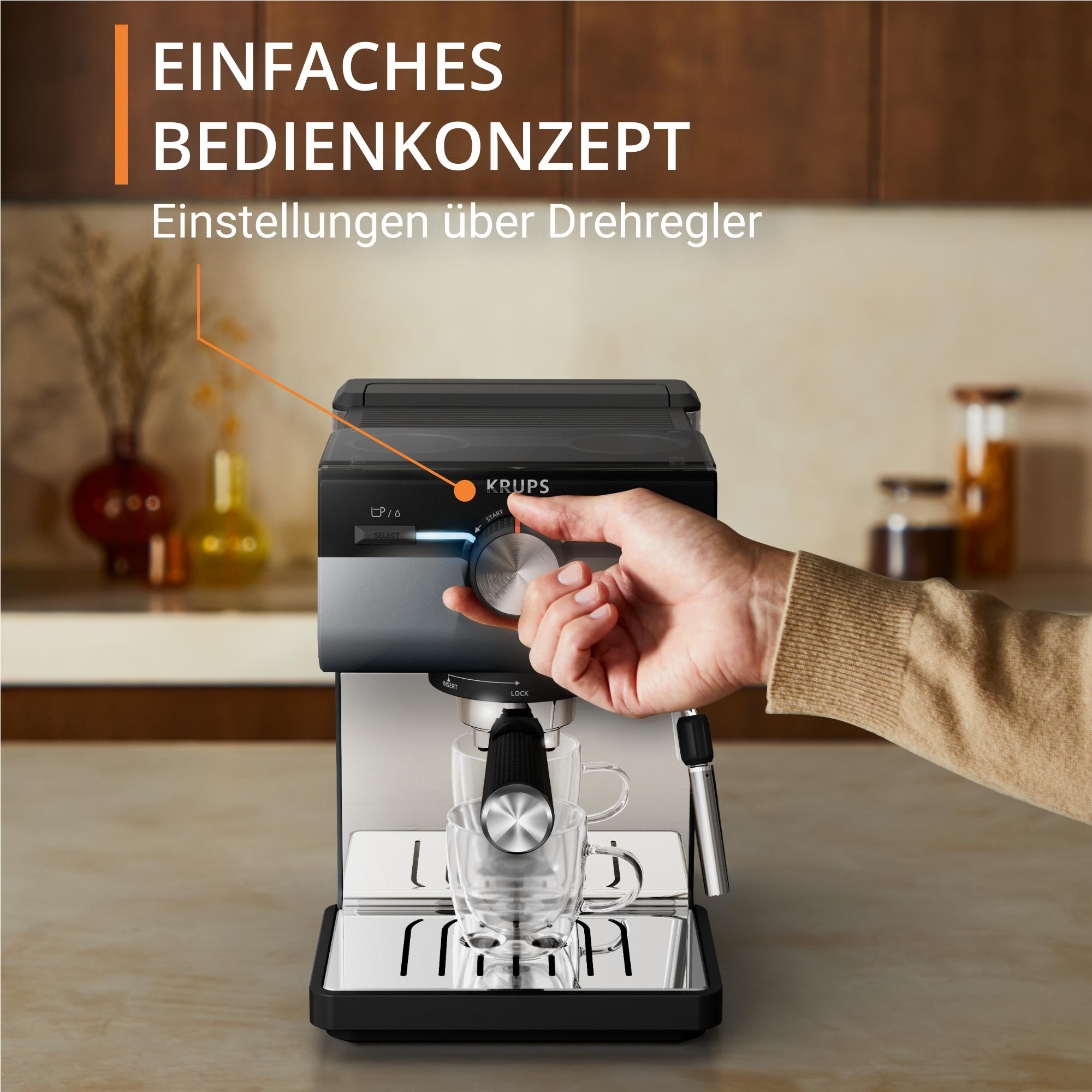 Person bedient Kaffeemaschine Krups, mit einem Glasbecher davor.