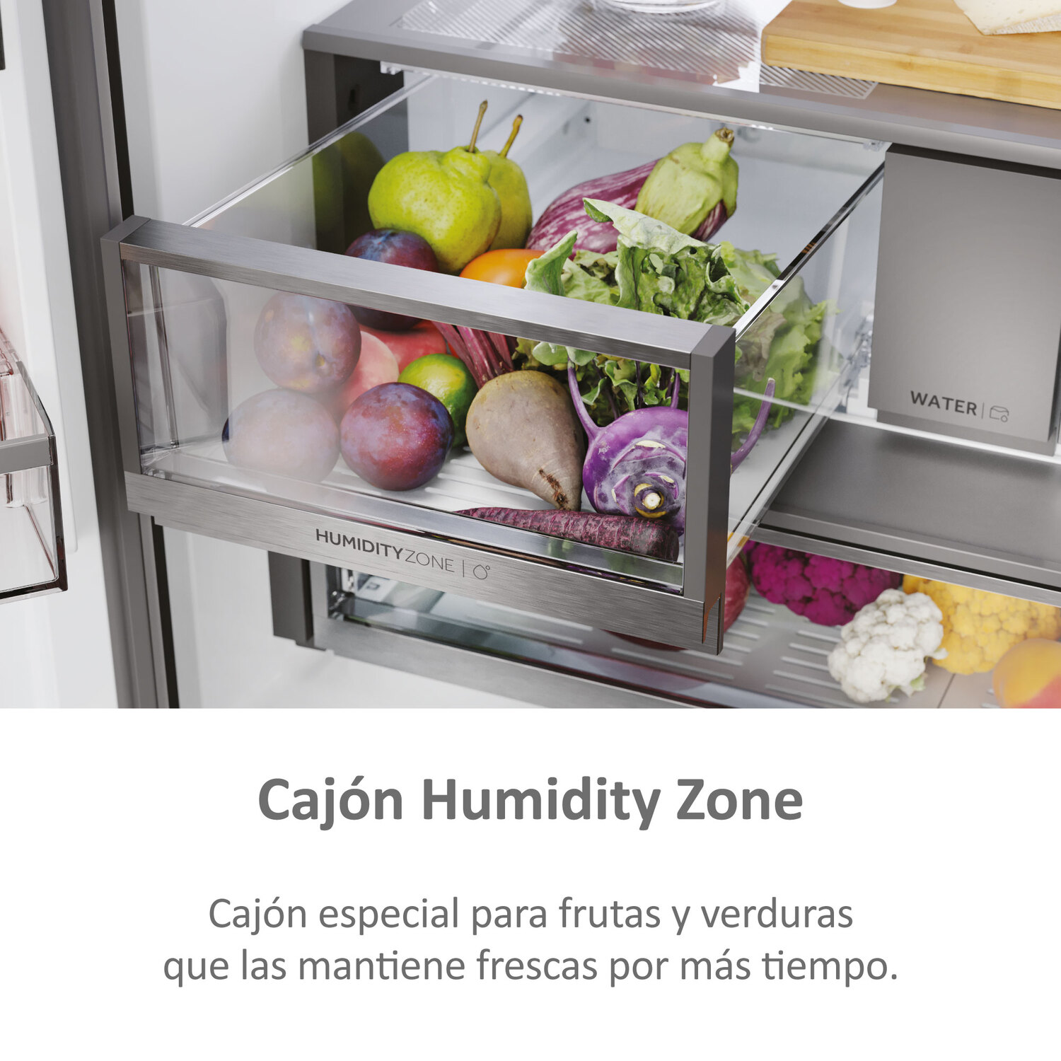 Cajón de nevera con frutas y verduras: ciruelas, peras, remolacha, lechuga. Contenedor transparente.