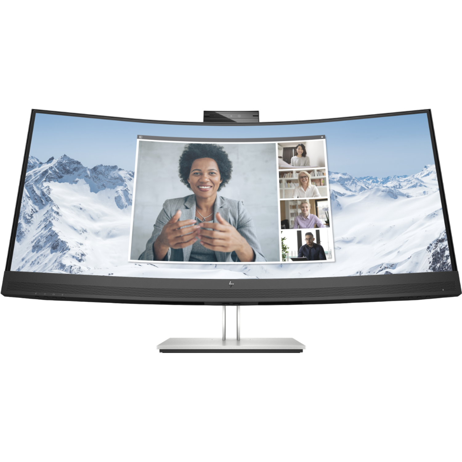 Gebogen monitor toont een videogesprek met vier mensen tegen een besneeuwde bergachtergrond.