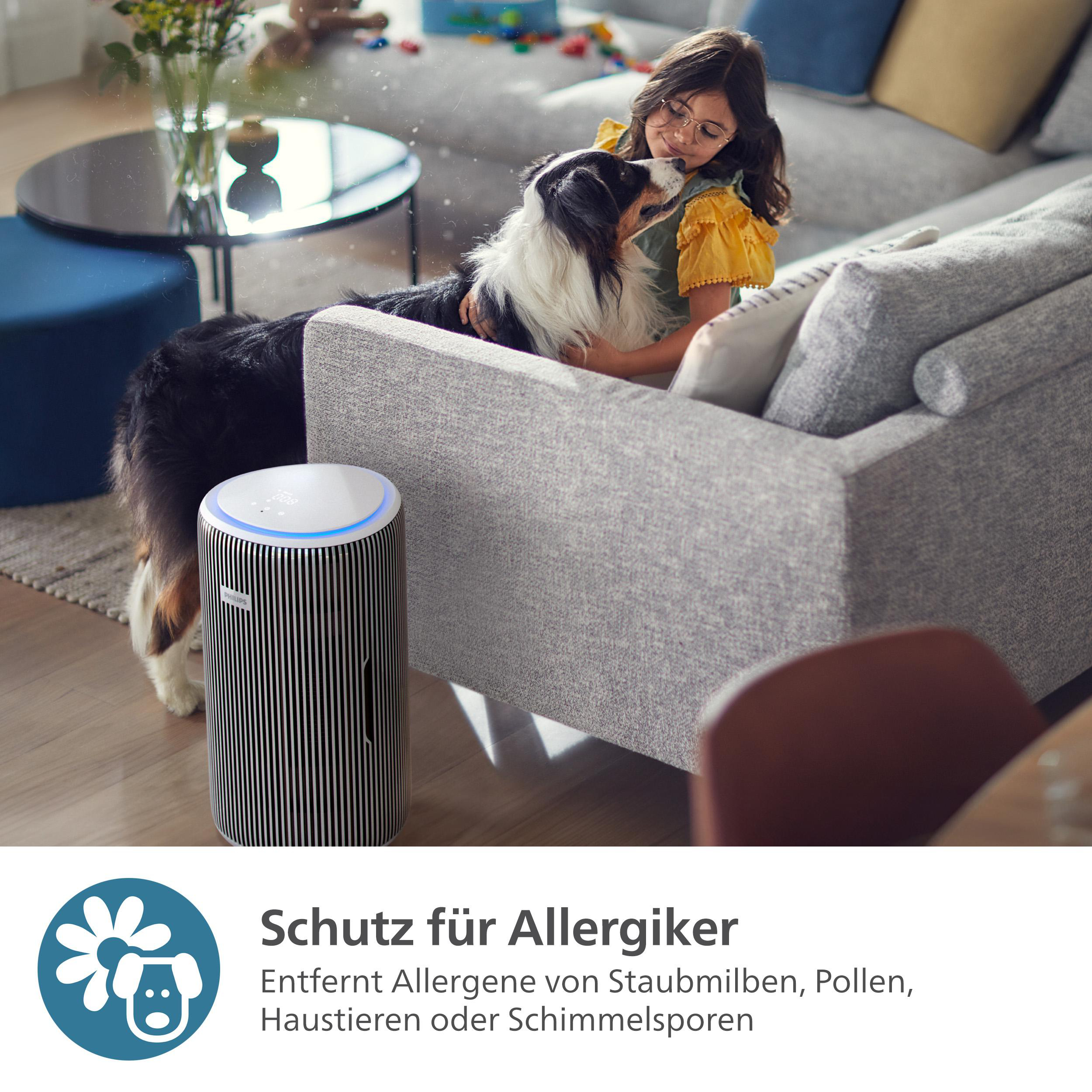 Eine Frau und ein Hund in der Nähe eines Luftreinigers.