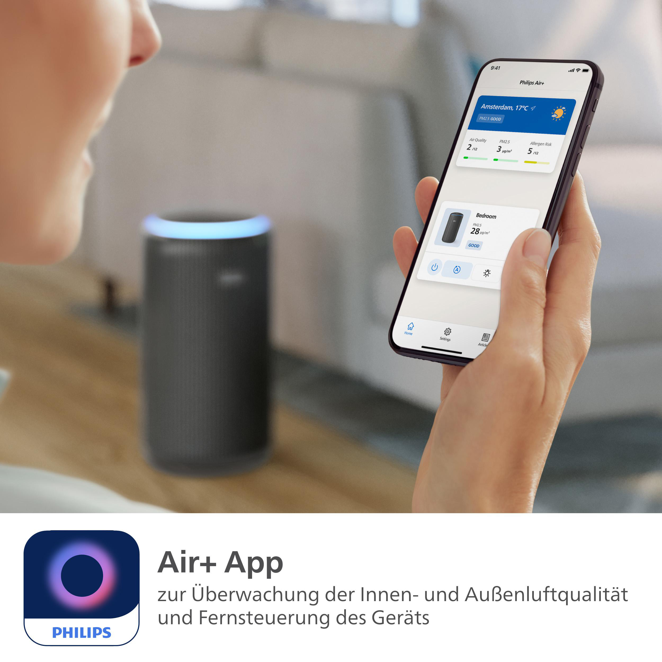 Eine Person hält ein Telefon, das eine App und ein Gerät zeigt.