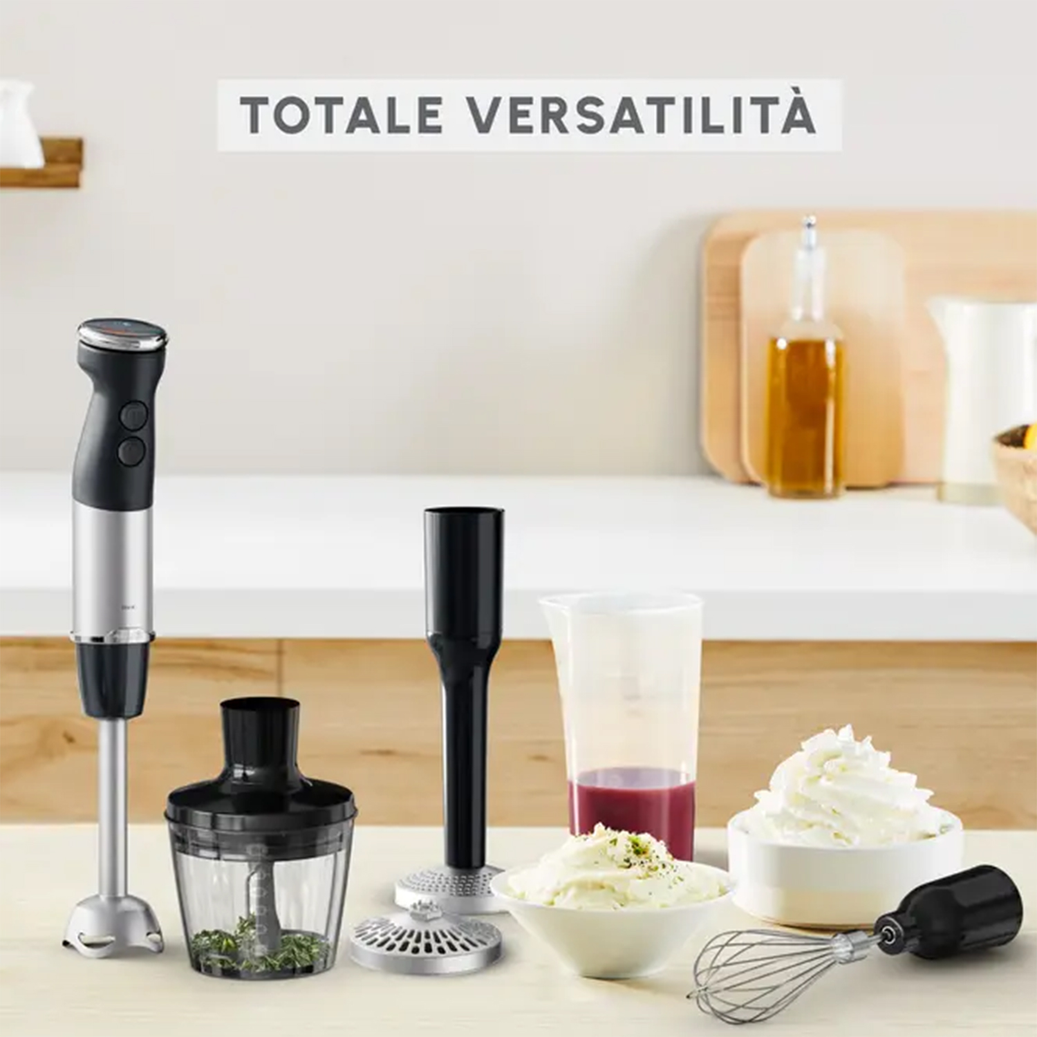 Vari strumenti e ingredienti da cucina tra cui un frullatore, una ciotola e una frusta.