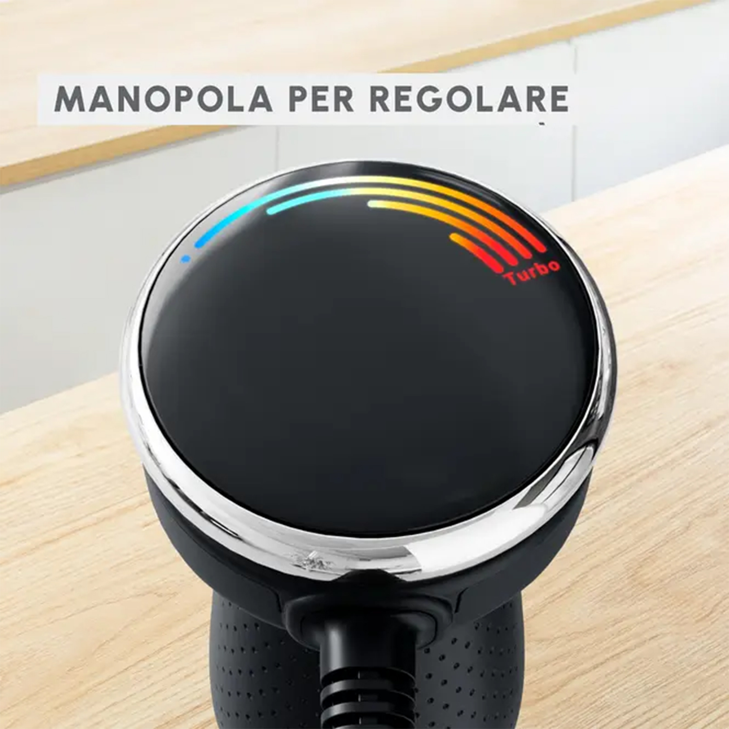 Manopola di controllo nera con anello cromato, con luci a codice colore, su sfondo sfocato.