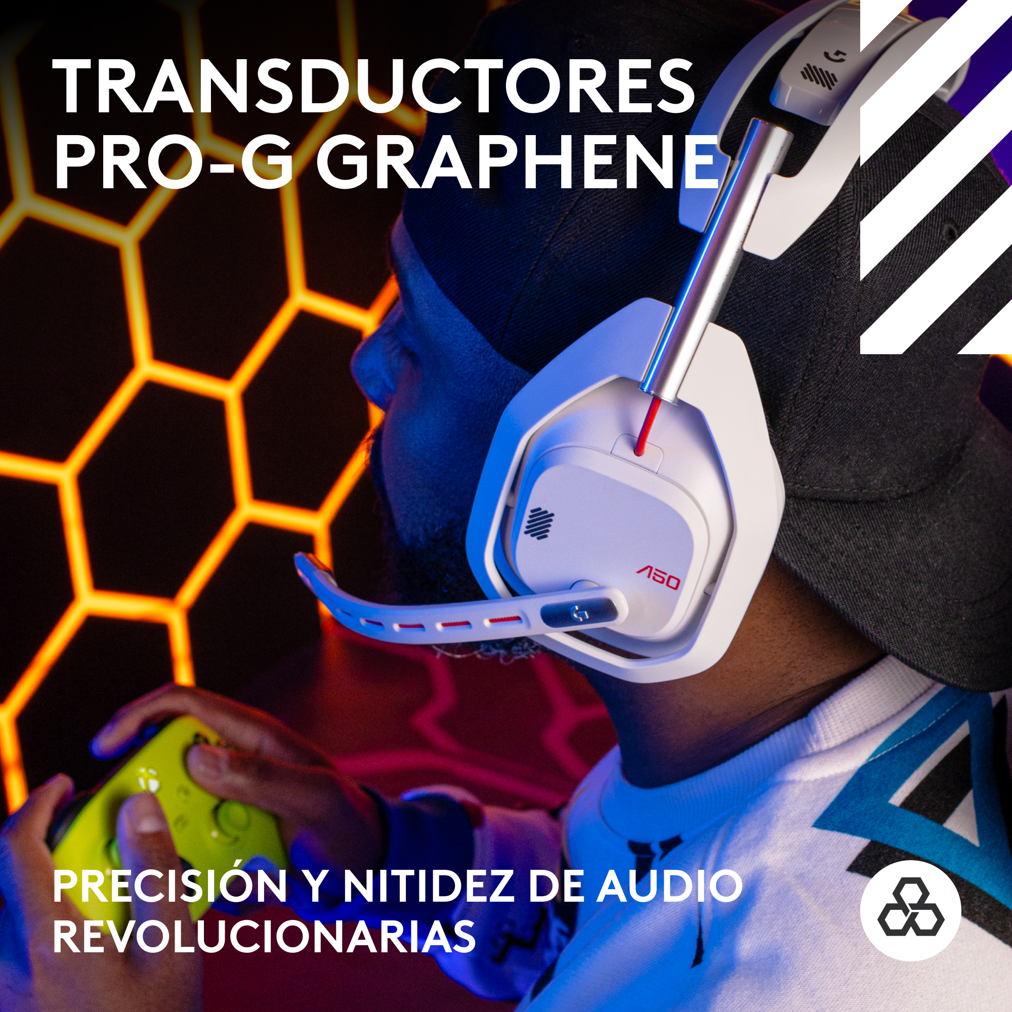 Un jugador con auriculares. Los auriculares tienen orejeras blancas y un micro.