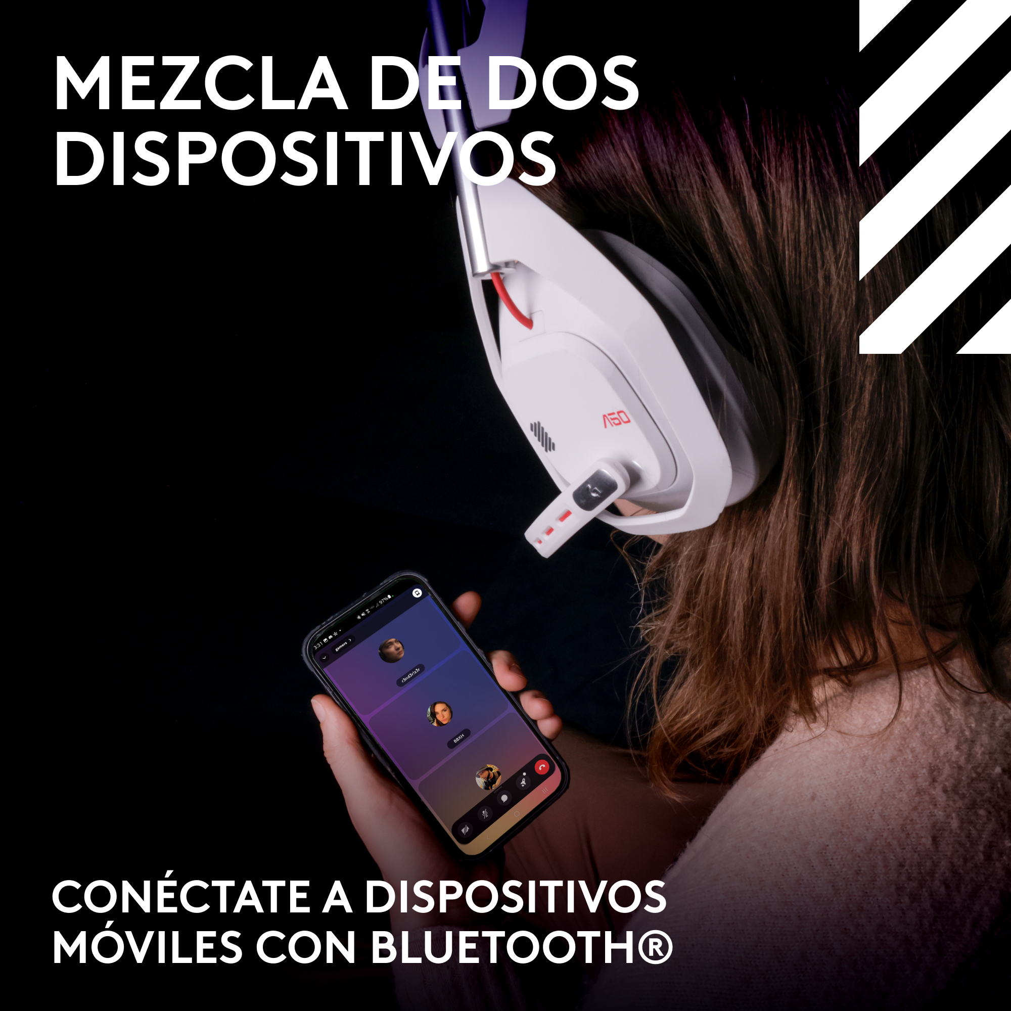 Mujer usando auriculares conectados al teléfono, mezclando dos dispositivos con Bluetooth.