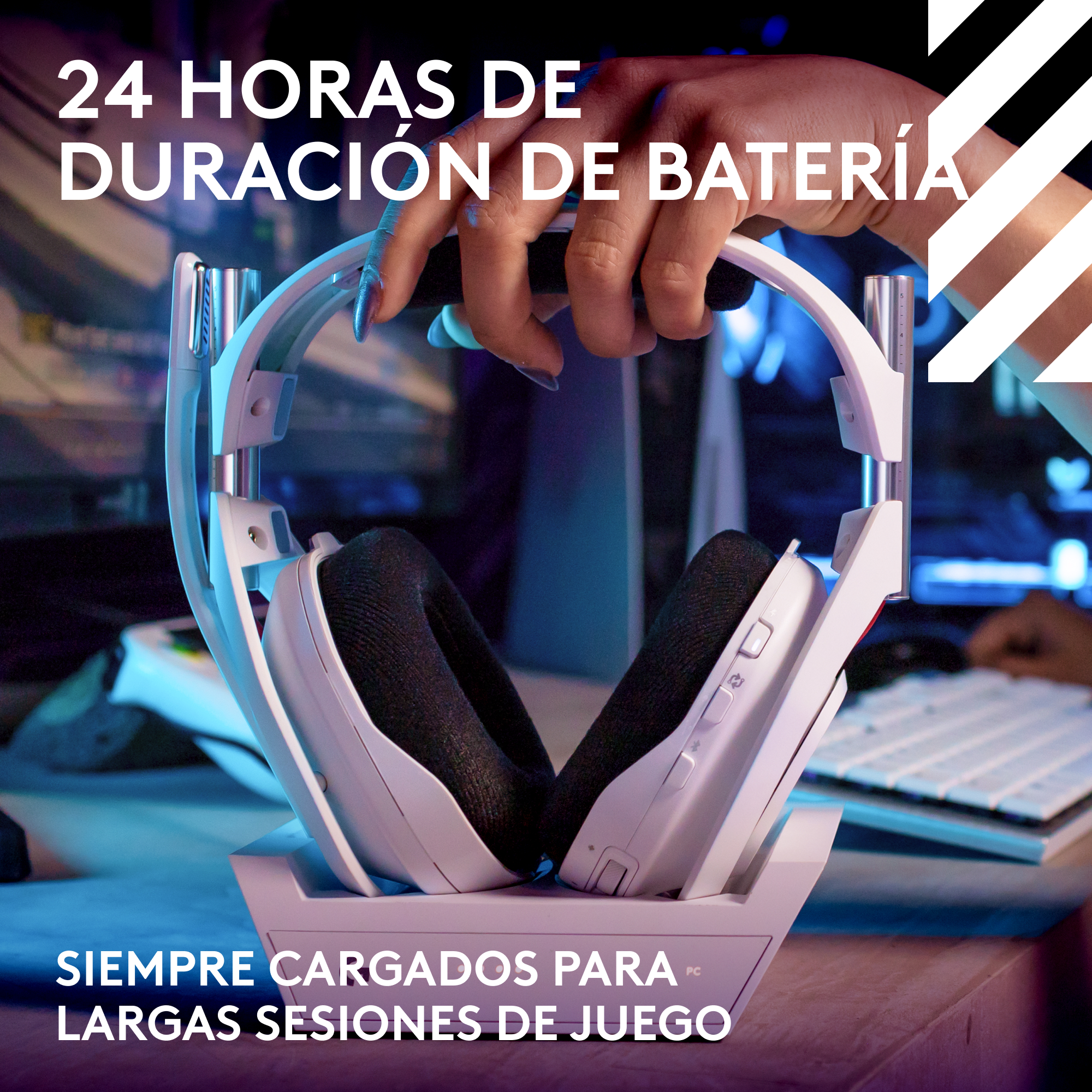 Auriculares gaming blancos en su soporte, con texto, y una configuración gaming de fondo.