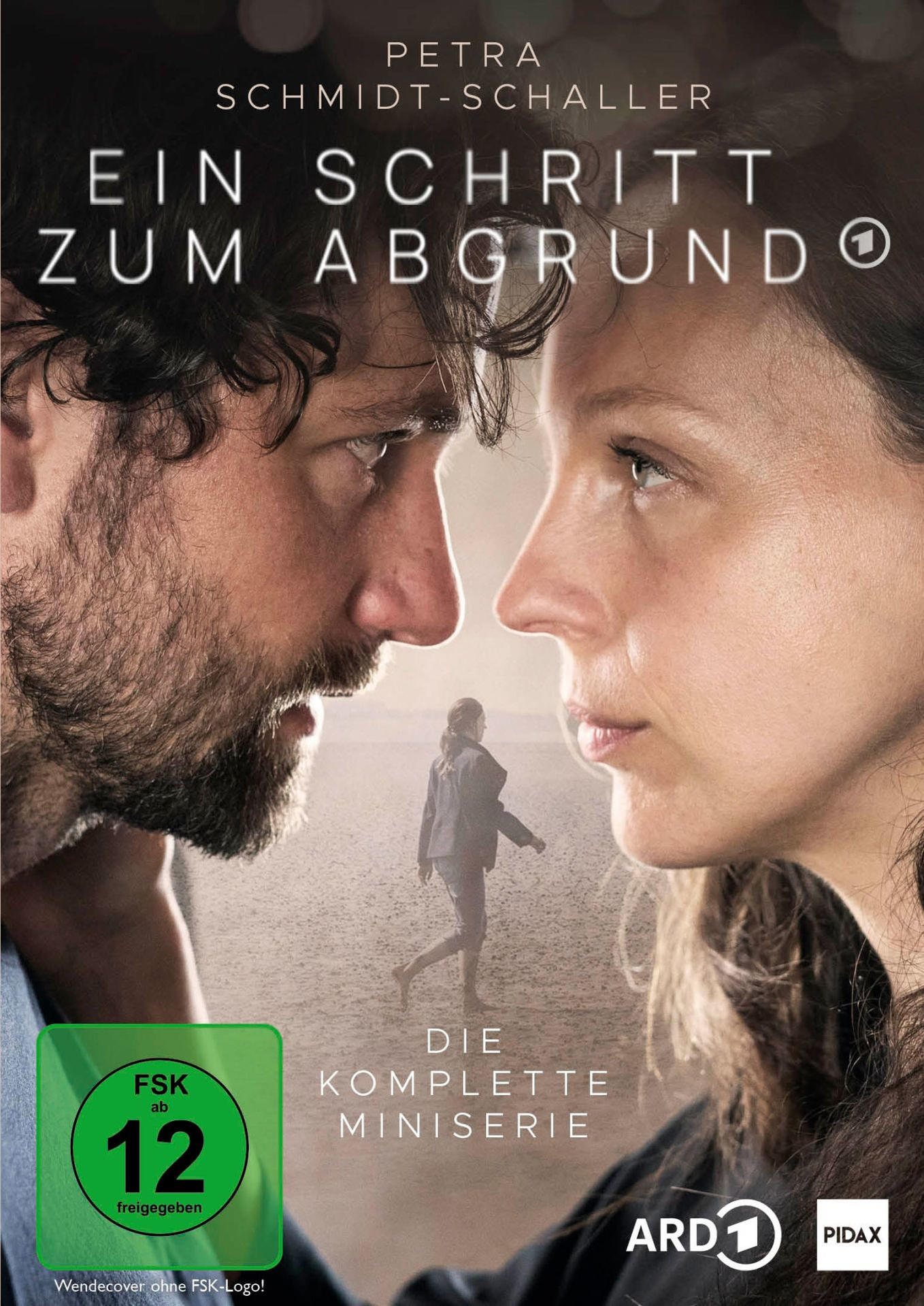 DVD-Cover eines Films. Zwei Personen stehen sich gegenüber, eine Frau geht dazwischen.