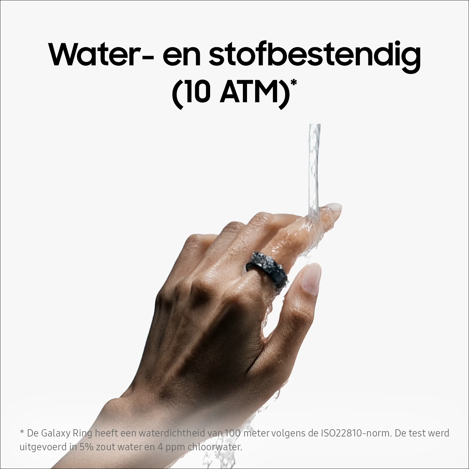 Hand met een zwarte ring onder water, met tekst over waterbestendigheid. Witte achtergrond.