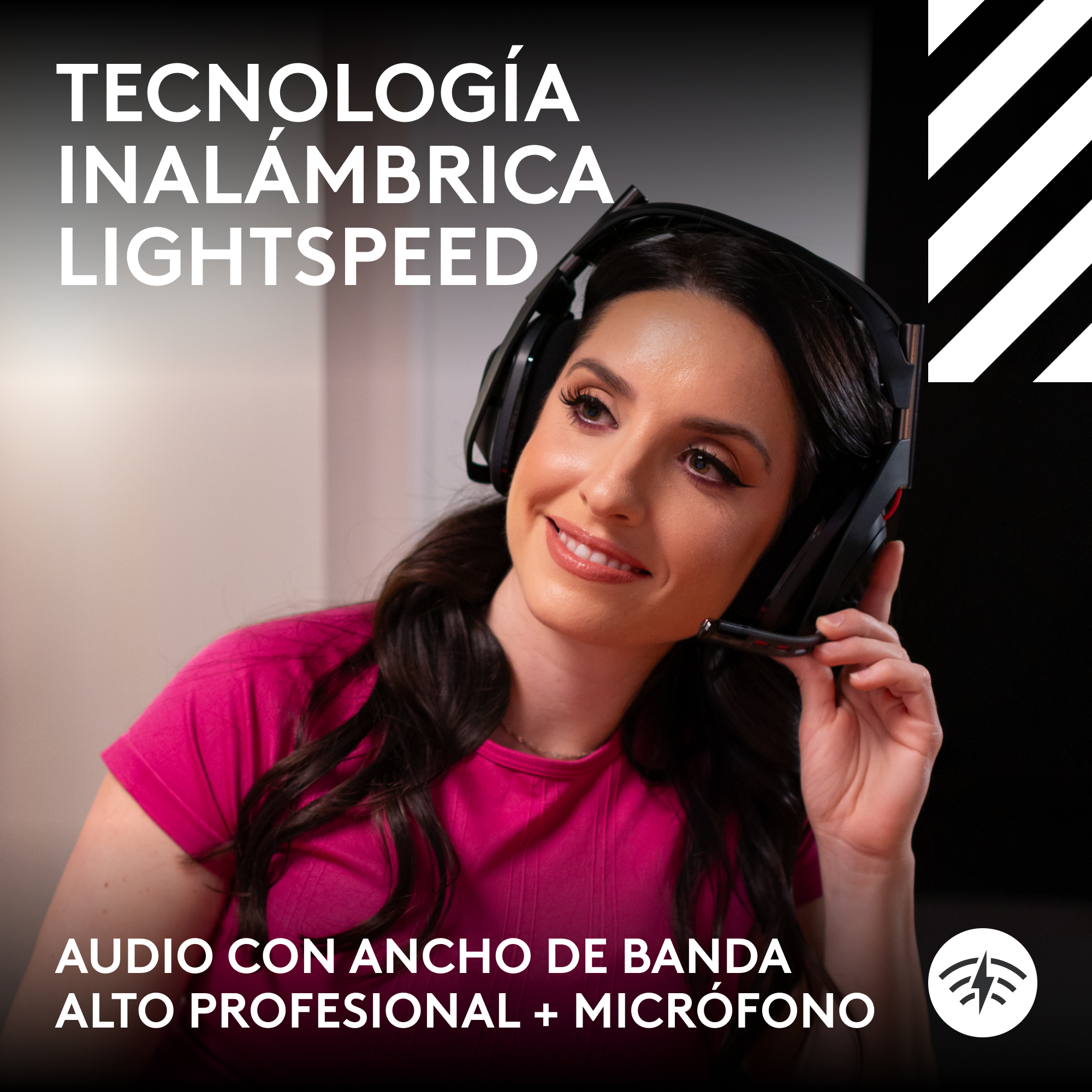 Mujer con auriculares y texto en español. Fondo blanco y negro.