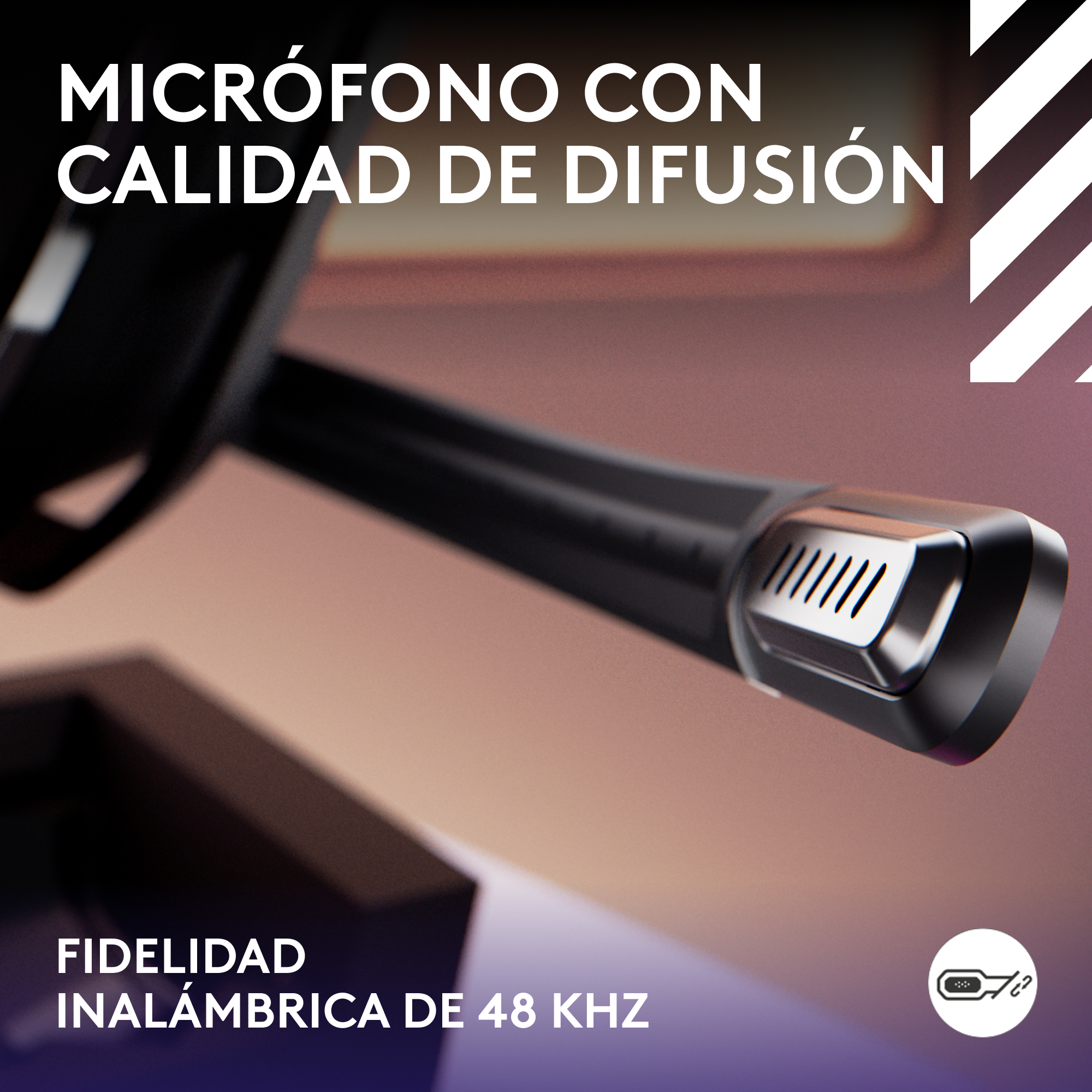 Primer plano de un micrófono negro con malla plateada. El texto dice: "MICRÓFONO CON CALIDAD DE DIFUSIÓN".