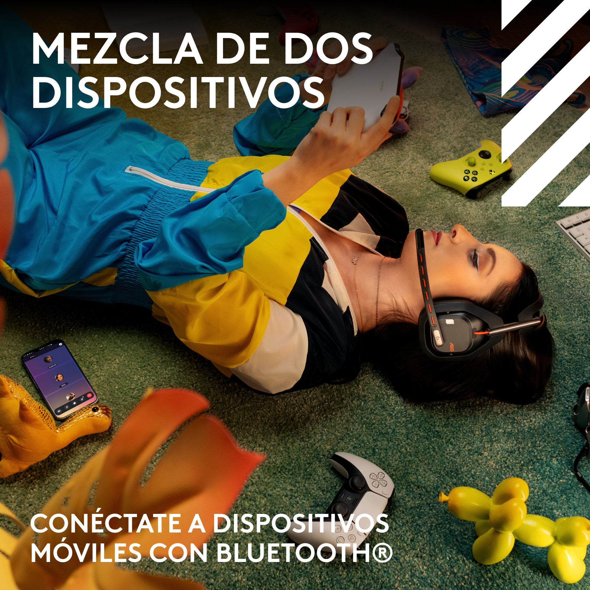 Una mujer con auriculares interactúa con múltiples dispositivos, rodeada de juguetes.