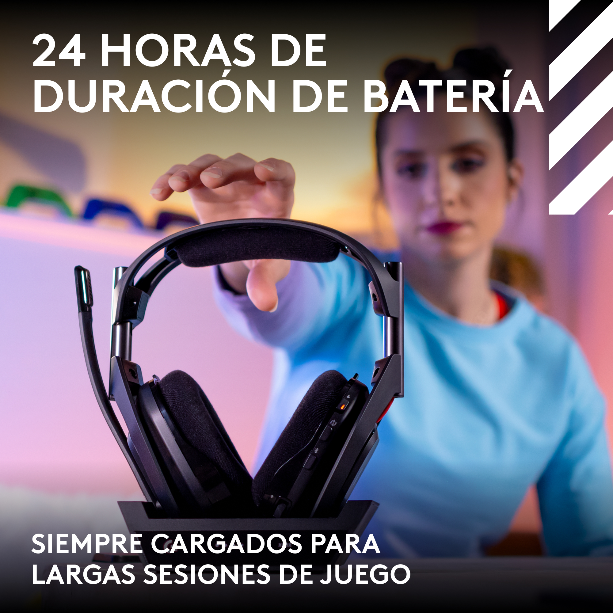 Una mujer sosteniendo unos auriculares gaming con texto.
