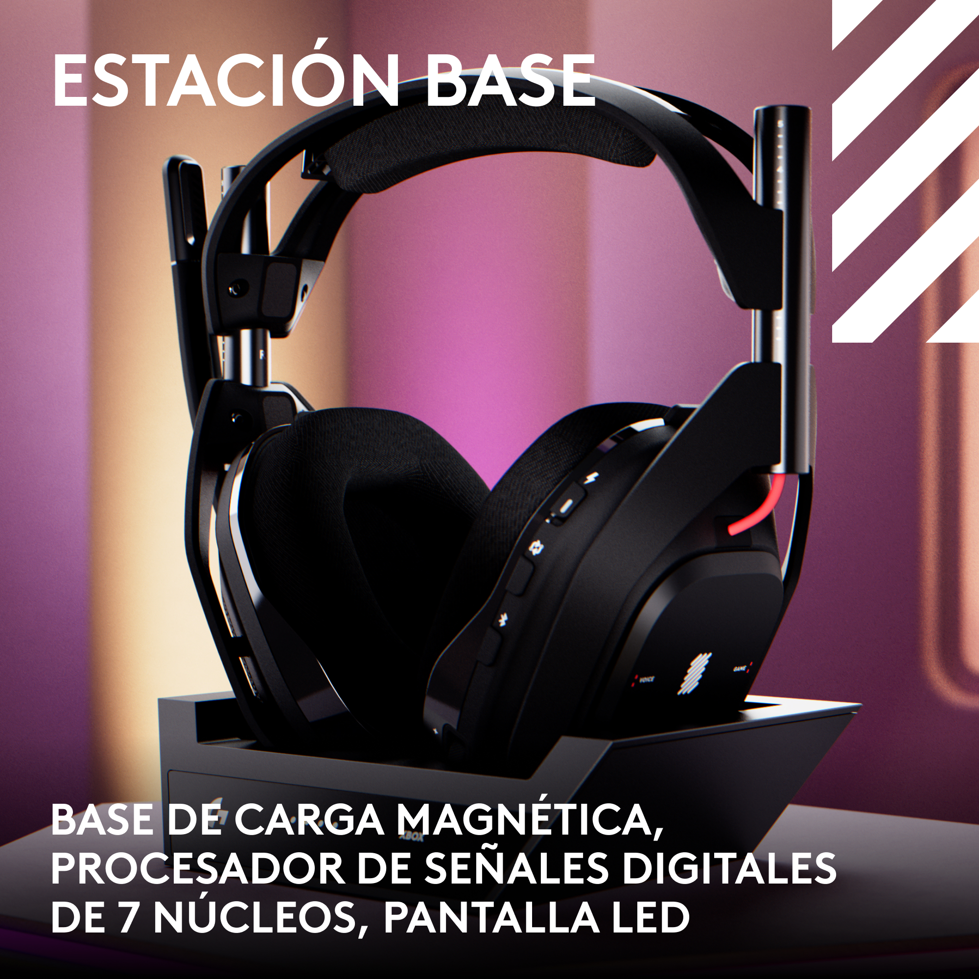 Auriculares para juegos en su base de carga, con texto superpuesto en español.
