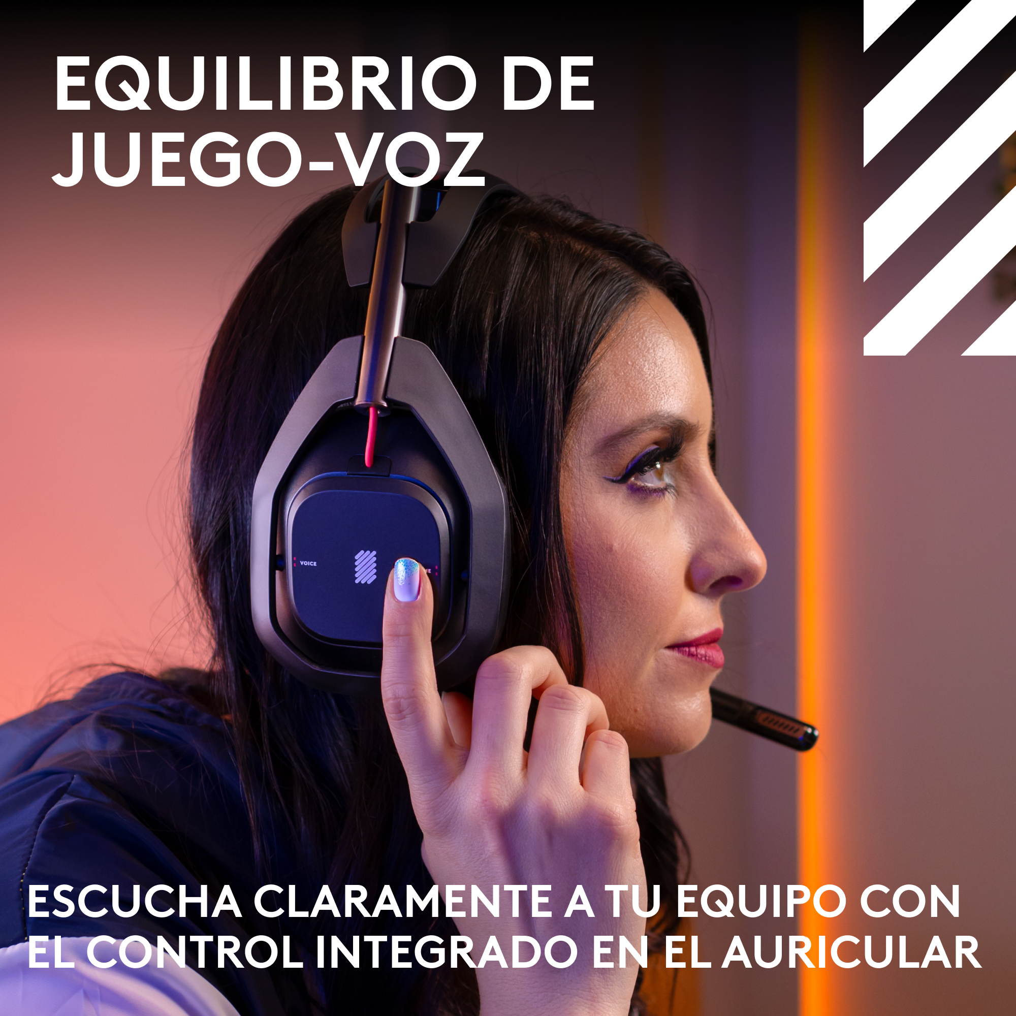 Una mujer con auriculares para juegos señala los auriculares con el dedo.