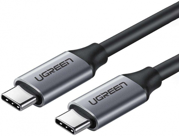 Konektörlü bir UGREEN USB-C kablosunun yakın çekimi.