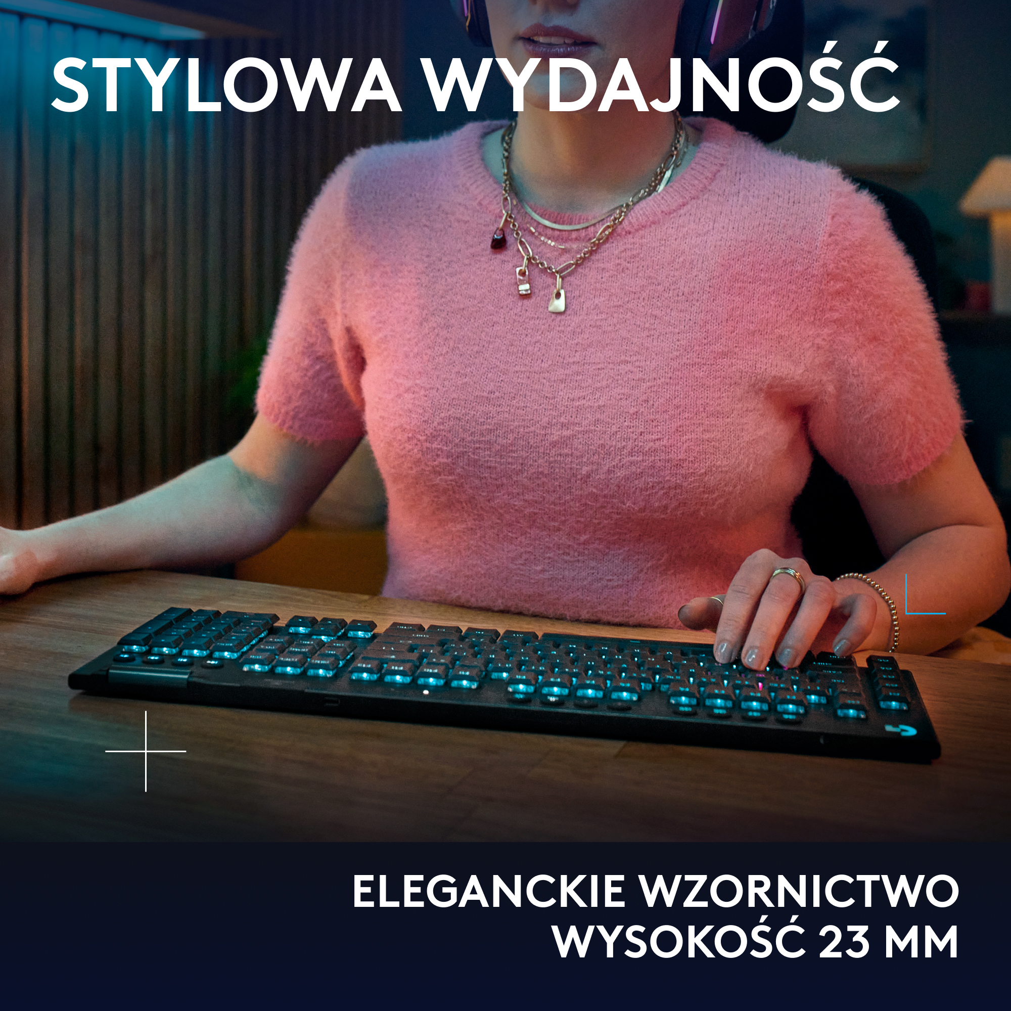 Osoba pisząca na klawiaturze z niebieskim podświetleniem.