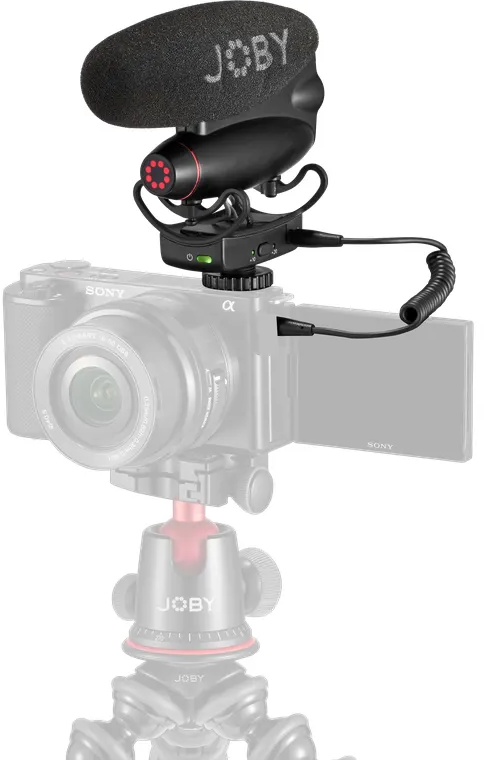 Un microphone Joby monté sur une caméra sur un trépied.
