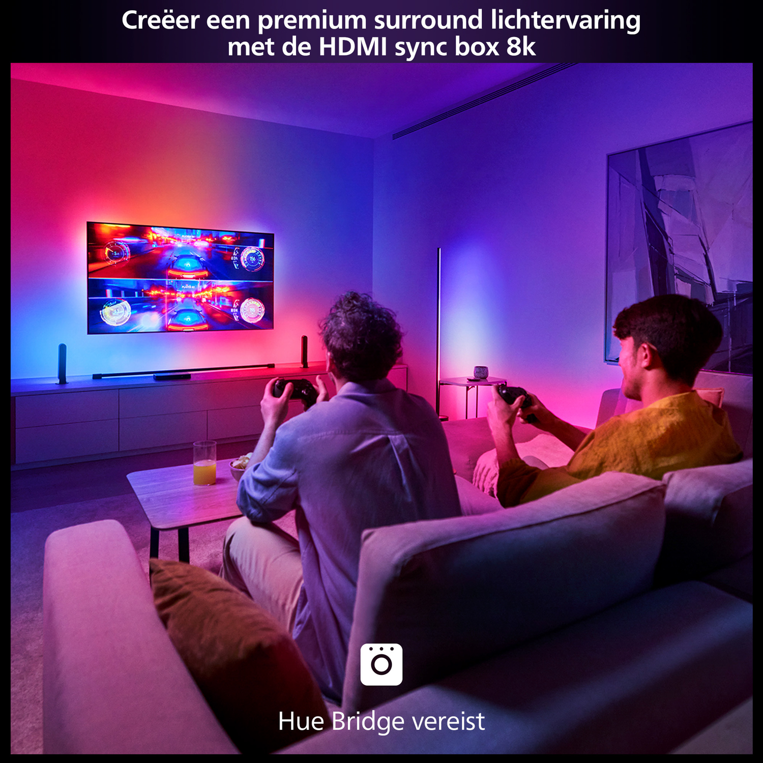 Twee mensen die videogames spelen, met een tv en lichten rondom de kamer.