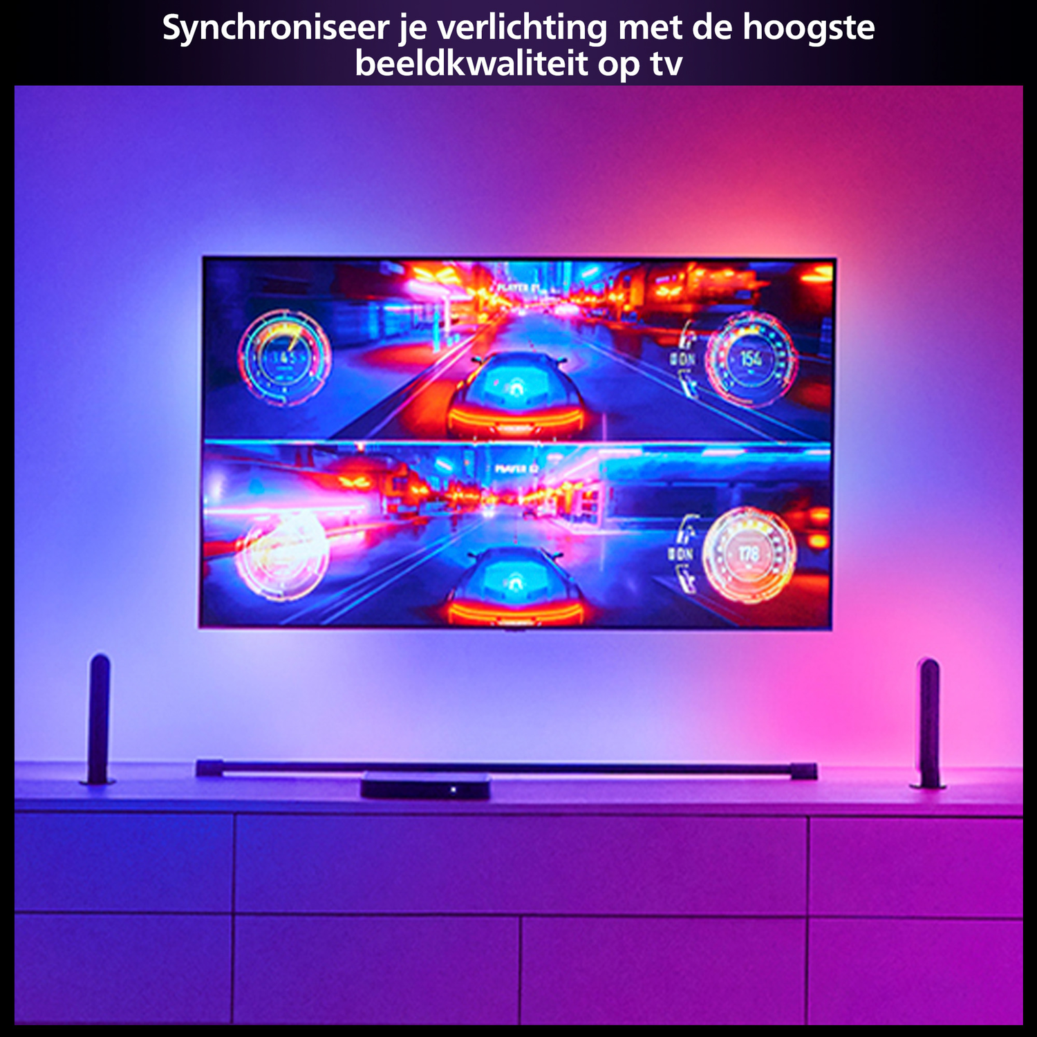 TV met een autoracespel, met gekleurde lichten boven en beneden. Tekst: Synchroniseer je verlichting.