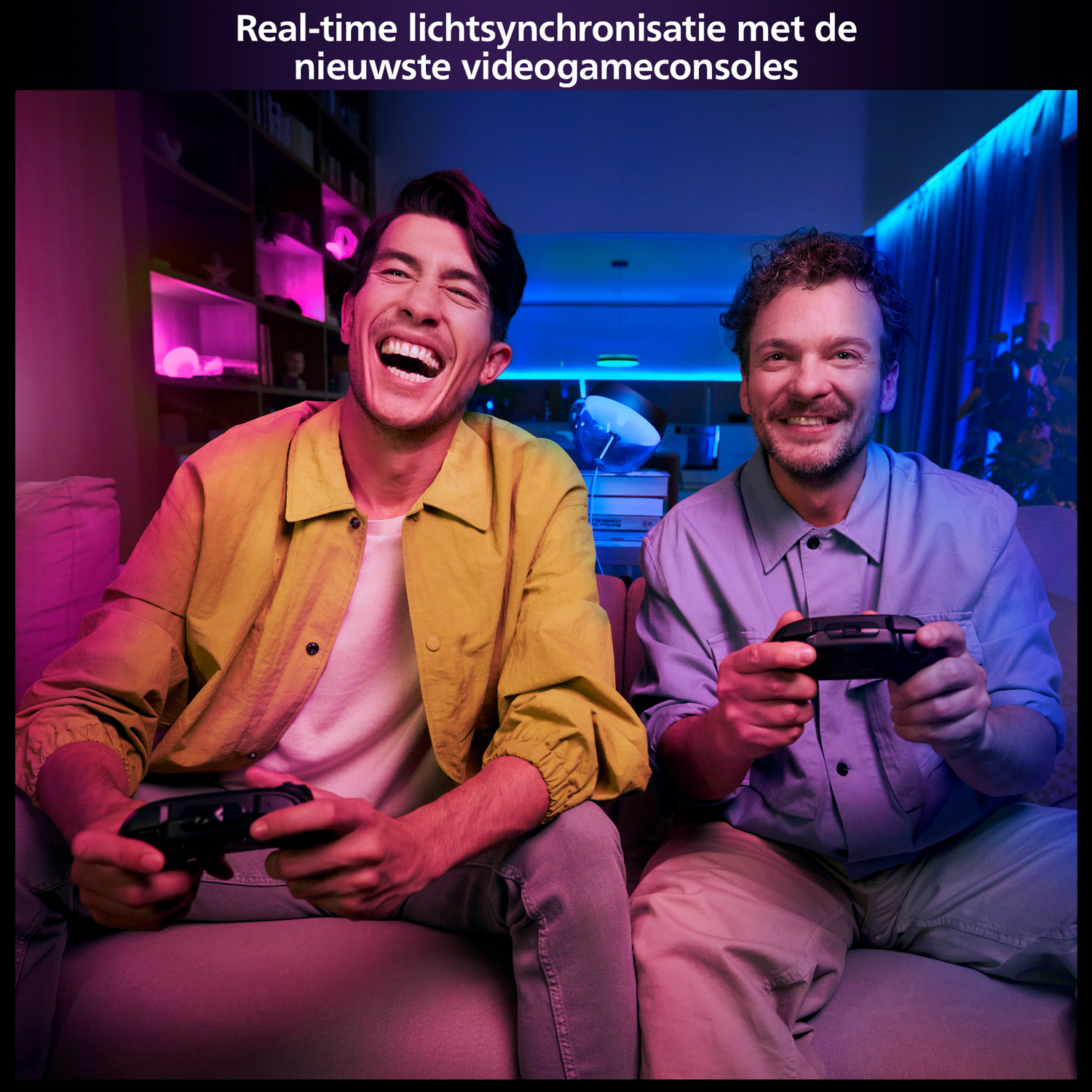 Twee mannen lachen terwijl ze videogames spelen met controllers.