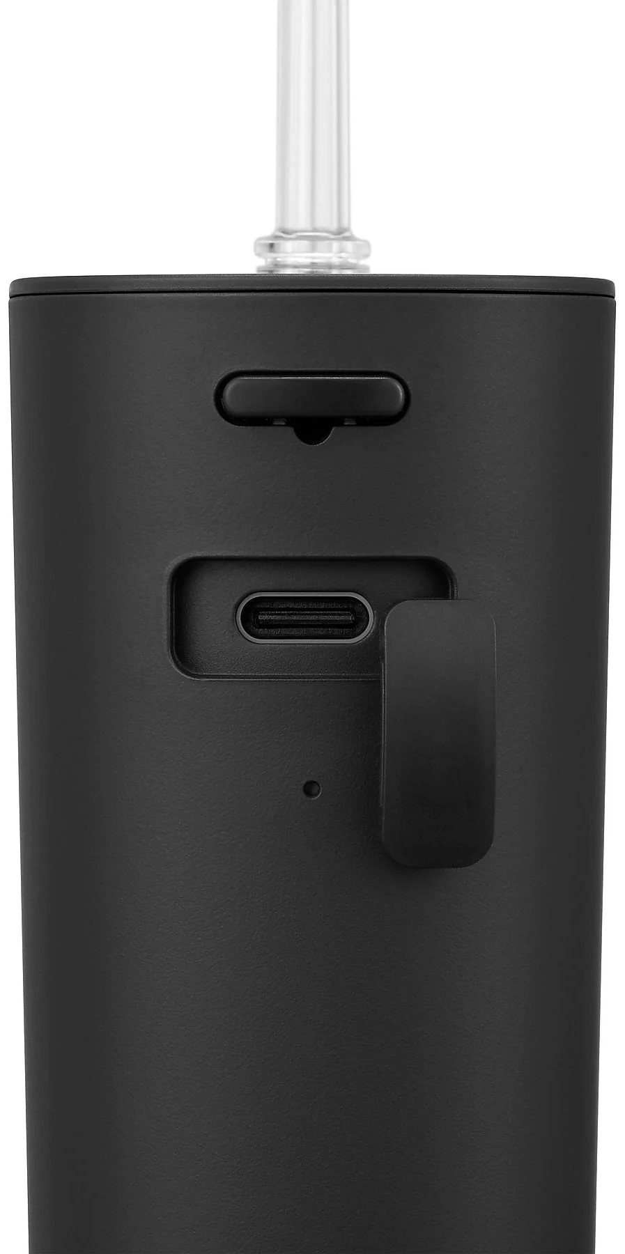 Egy fekete eszköz közeli képe USB-C porttal és csipesszel.
