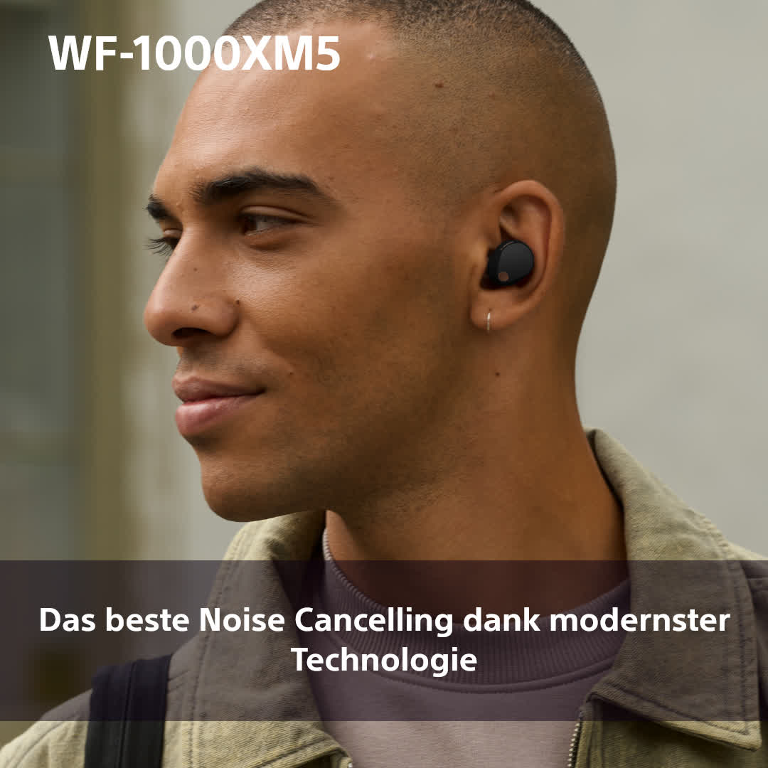 Eine Person, die schwarze Ohrhörer trägt, mit Text auf Deutsch.