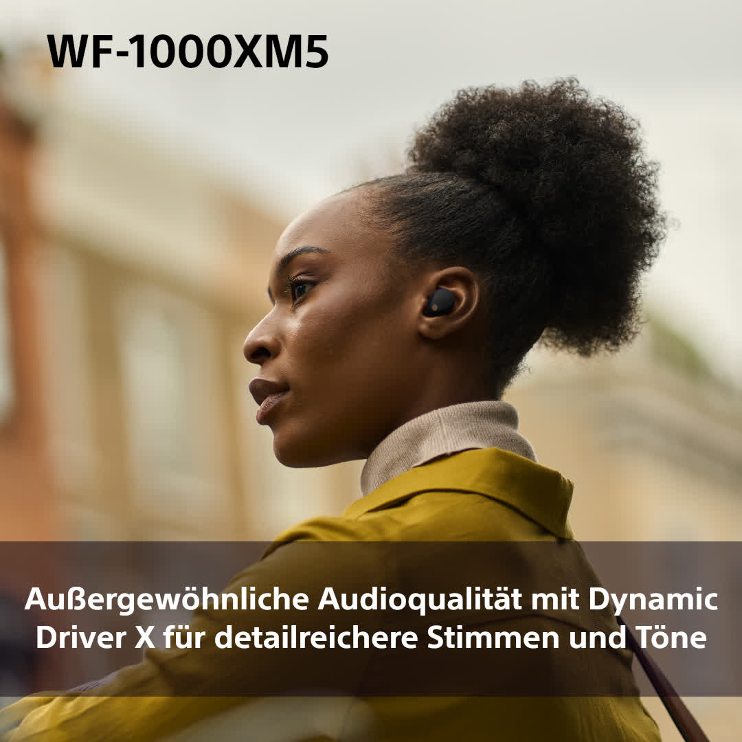 Eine schwarze Frau mit Ohrhörern, mit deutschem Text.
