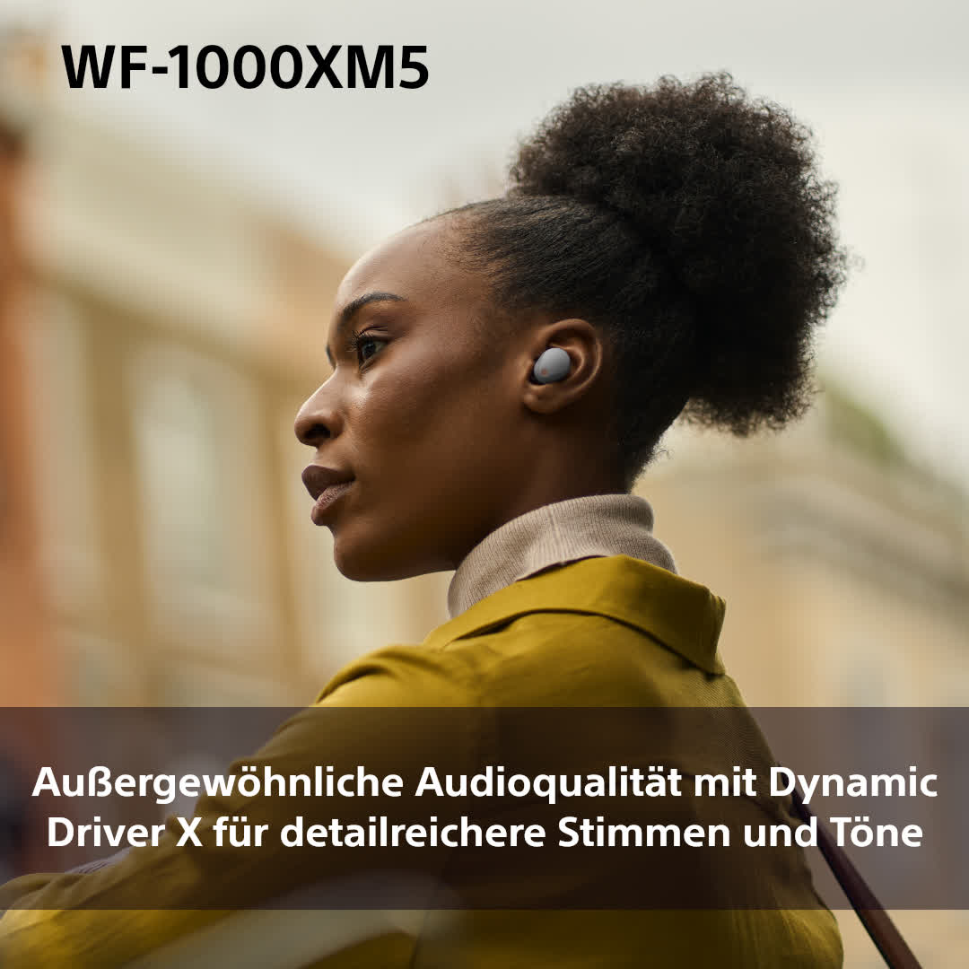 Frau mit Ohrhörern. Text: Audioqualität mit Dynamic Driver X für detaillierte Stimmen und Töne.