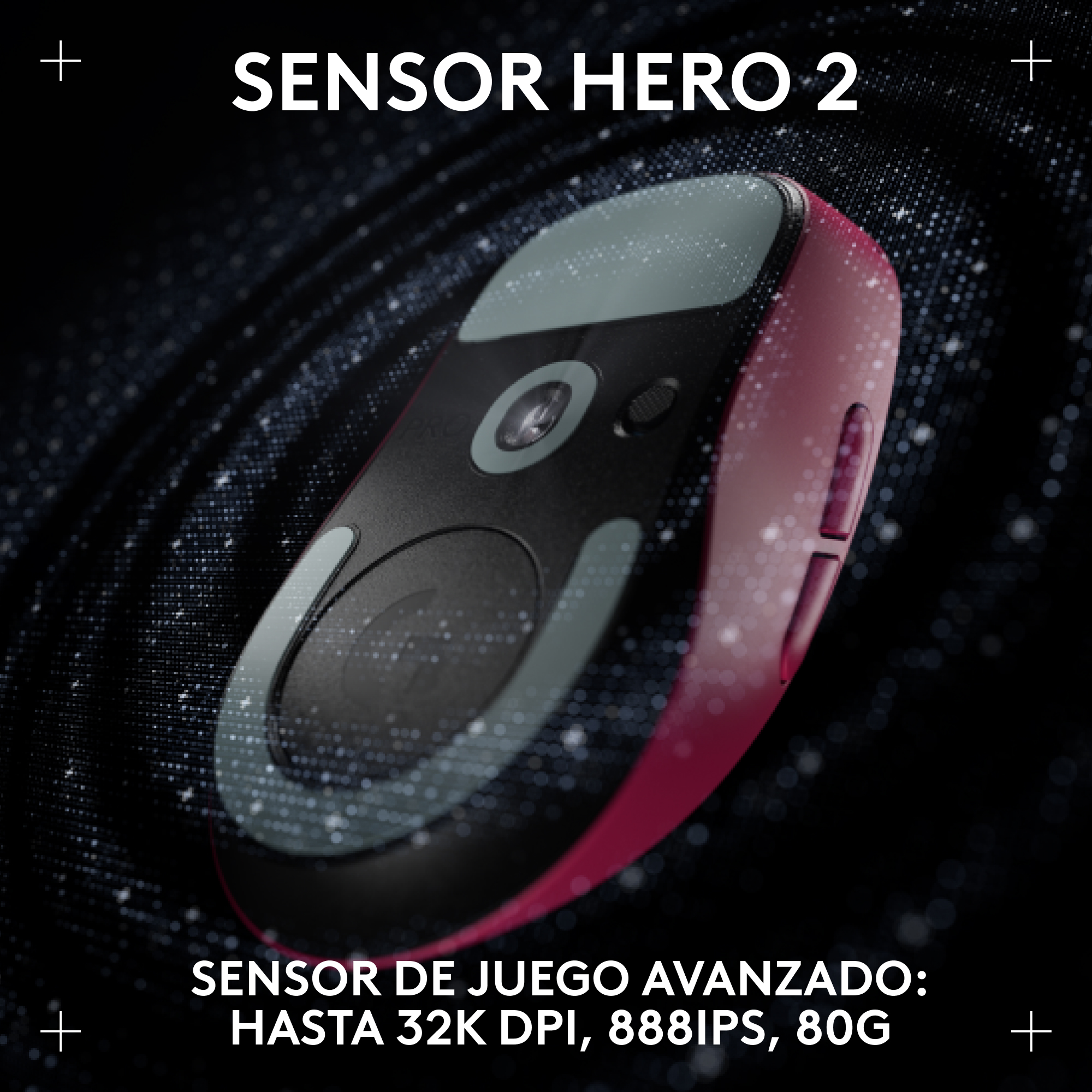 Primer plano de un ratón gaming rojo y negro con texto sobre el sensor. Fondo oscuro y texturizado.