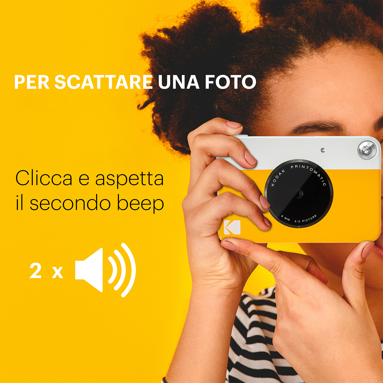 Una donna tiene in mano una fotocamera Kodak gialla. Il testo dice: 'Clicca e attendi il secondo bip'.