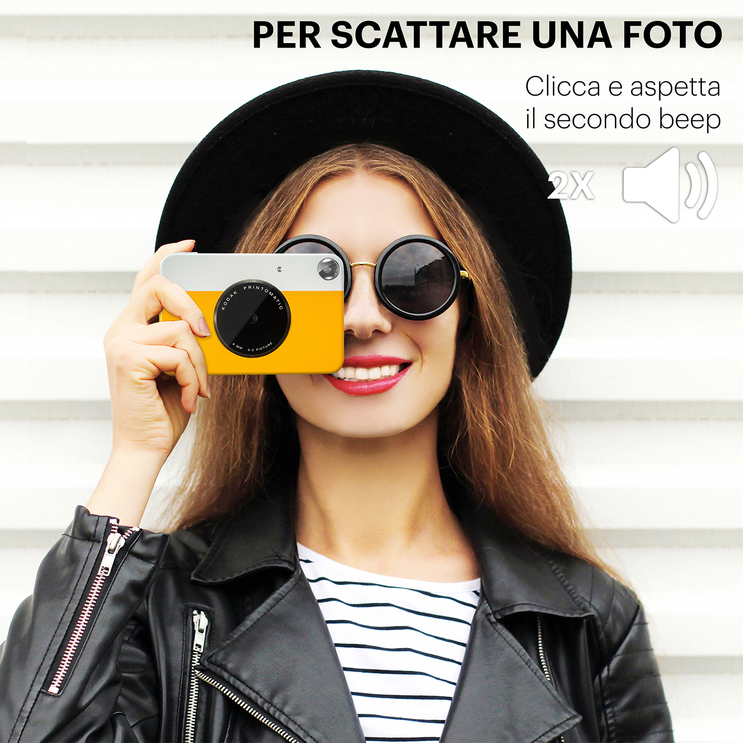 Donna con fotocamera gialla, sorridente. Testo: "Clicca e attendi il secondo beep."